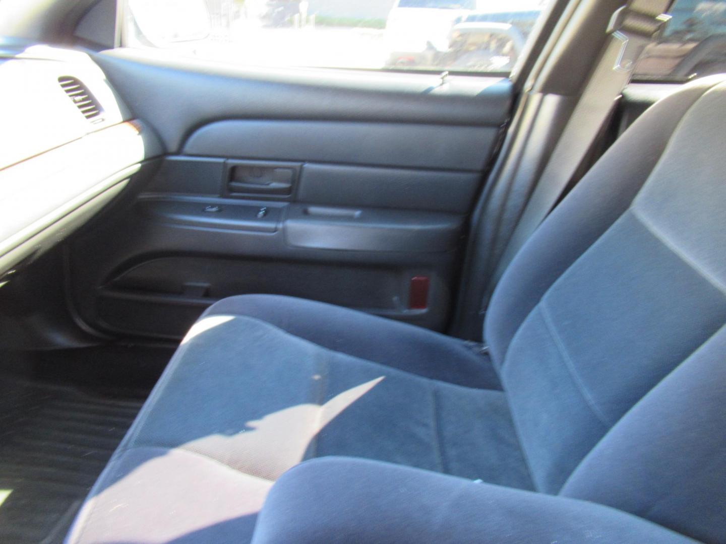 2007 Black /Black Ford Crown Victoria LX (2FAFP74V97X) with an 4.6L V8 SOHC 16V FFV engine, 4-Speed Automatic Overdrive transmission, located at 1511 North Shepherd Dr., Houston, TX, 77008, (281) 657-1221, 29.798361, -95.412560 - 2007 FORD CROWN VICTORIA LX VIN: 2FAFP74V97X111216 2 F A F P 7 4 V 9 7 X 1 1 1 2 1 6 SEDAN 4 DR 4.6L V8 F SOHC FLEX FUEL VERY CLEAN WELL MAINTAINED LOW LOW MILES RUNS GREAT REAR WHEEL DRIVE READY TO DRIVE - Photo#7