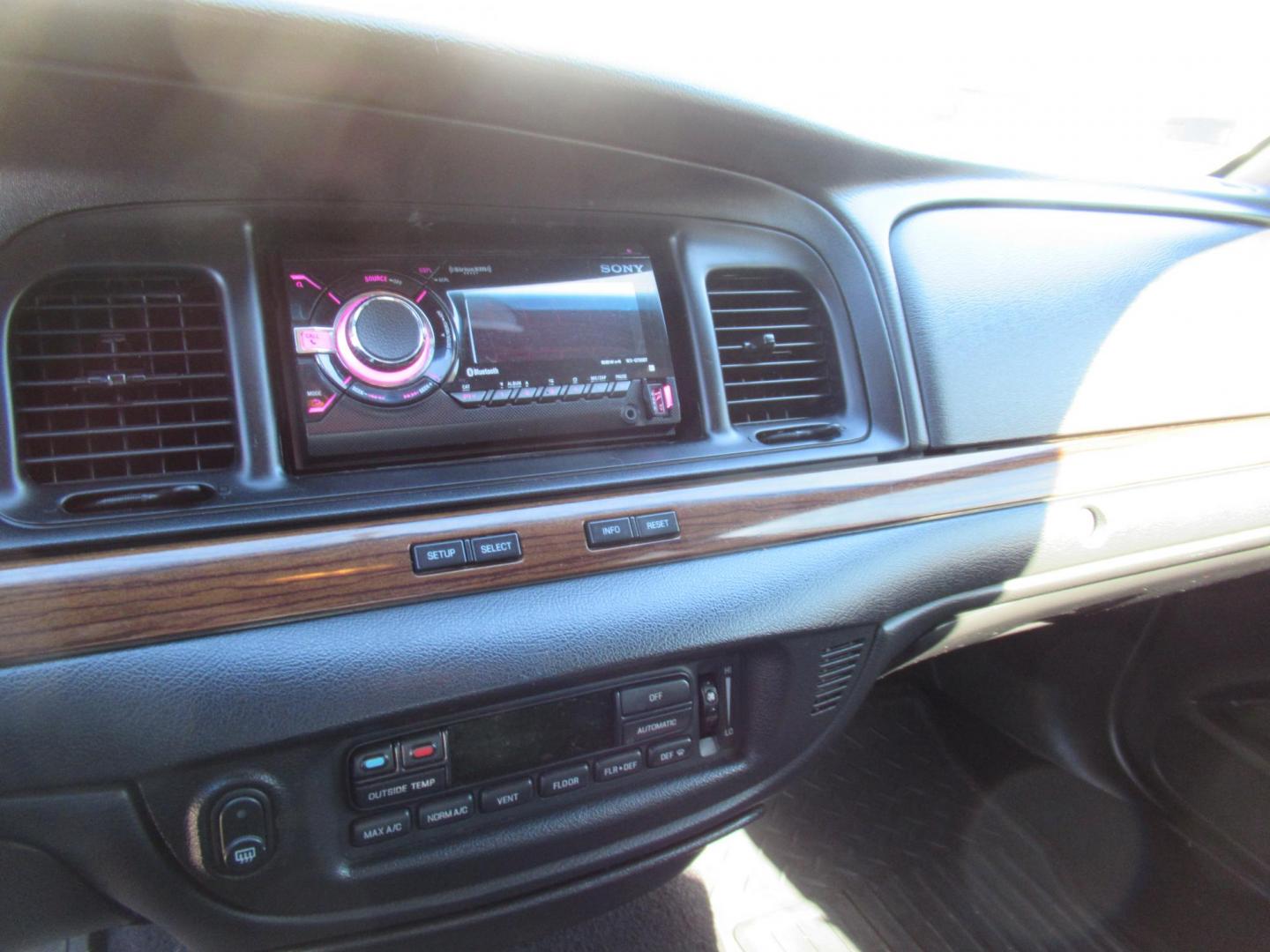 2007 Black /Black Ford Crown Victoria LX (2FAFP74V97X) with an 4.6L V8 SOHC 16V FFV engine, 4-Speed Automatic Overdrive transmission, located at 1511 North Shepherd Dr., Houston, TX, 77008, (281) 657-1221, 29.798361, -95.412560 - 2007 FORD CROWN VICTORIA LX VIN: 2FAFP74V97X111216 2 F A F P 7 4 V 9 7 X 1 1 1 2 1 6 SEDAN 4 DR 4.6L V8 F SOHC FLEX FUEL VERY CLEAN WELL MAINTAINED LOW LOW MILES RUNS GREAT REAR WHEEL DRIVE READY TO DRIVE - Photo#8