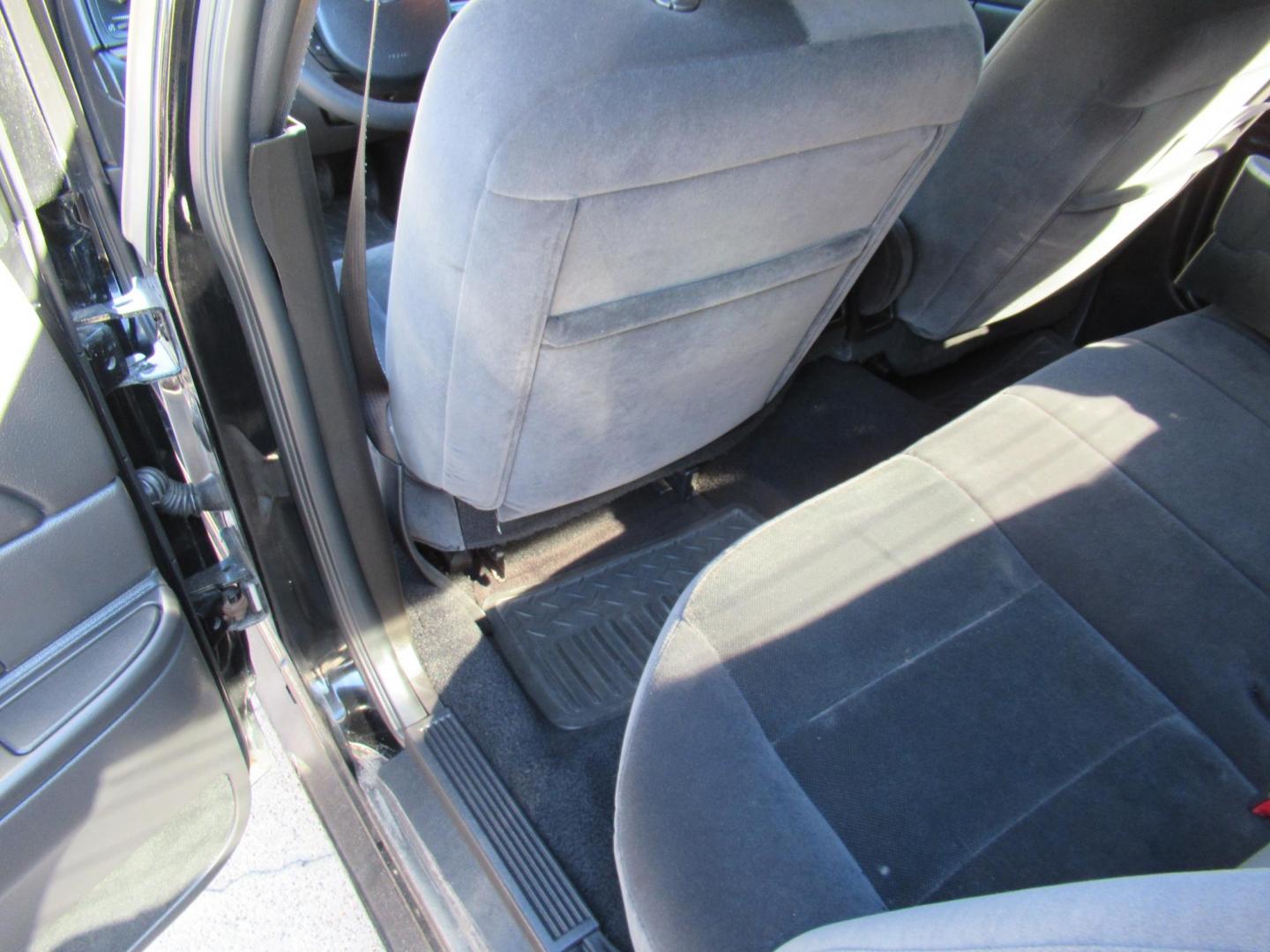 2007 Black /Black Ford Crown Victoria LX (2FAFP74V97X) with an 4.6L V8 SOHC 16V FFV engine, 4-Speed Automatic Overdrive transmission, located at 1511 North Shepherd Dr., Houston, TX, 77008, (281) 657-1221, 29.798361, -95.412560 - 2007 FORD CROWN VICTORIA LX VIN: 2FAFP74V97X111216 2 F A F P 7 4 V 9 7 X 1 1 1 2 1 6 SEDAN 4 DR 4.6L V8 F SOHC FLEX FUEL VERY CLEAN WELL MAINTAINED LOW LOW MILES RUNS GREAT REAR WHEEL DRIVE READY TO DRIVE - Photo#9