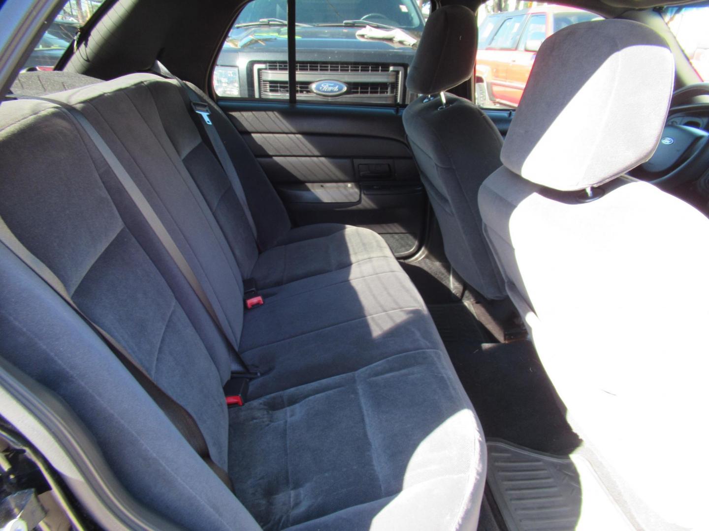 2007 Black /Black Ford Crown Victoria LX (2FAFP74V97X) with an 4.6L V8 SOHC 16V FFV engine, 4-Speed Automatic Overdrive transmission, located at 1511 North Shepherd Dr., Houston, TX, 77008, (281) 657-1221, 29.798361, -95.412560 - 2007 FORD CROWN VICTORIA LX VIN: 2FAFP74V97X111216 2 F A F P 7 4 V 9 7 X 1 1 1 2 1 6 SEDAN 4 DR 4.6L V8 F SOHC FLEX FUEL VERY CLEAN WELL MAINTAINED LOW LOW MILES RUNS GREAT REAR WHEEL DRIVE READY TO DRIVE - Photo#13