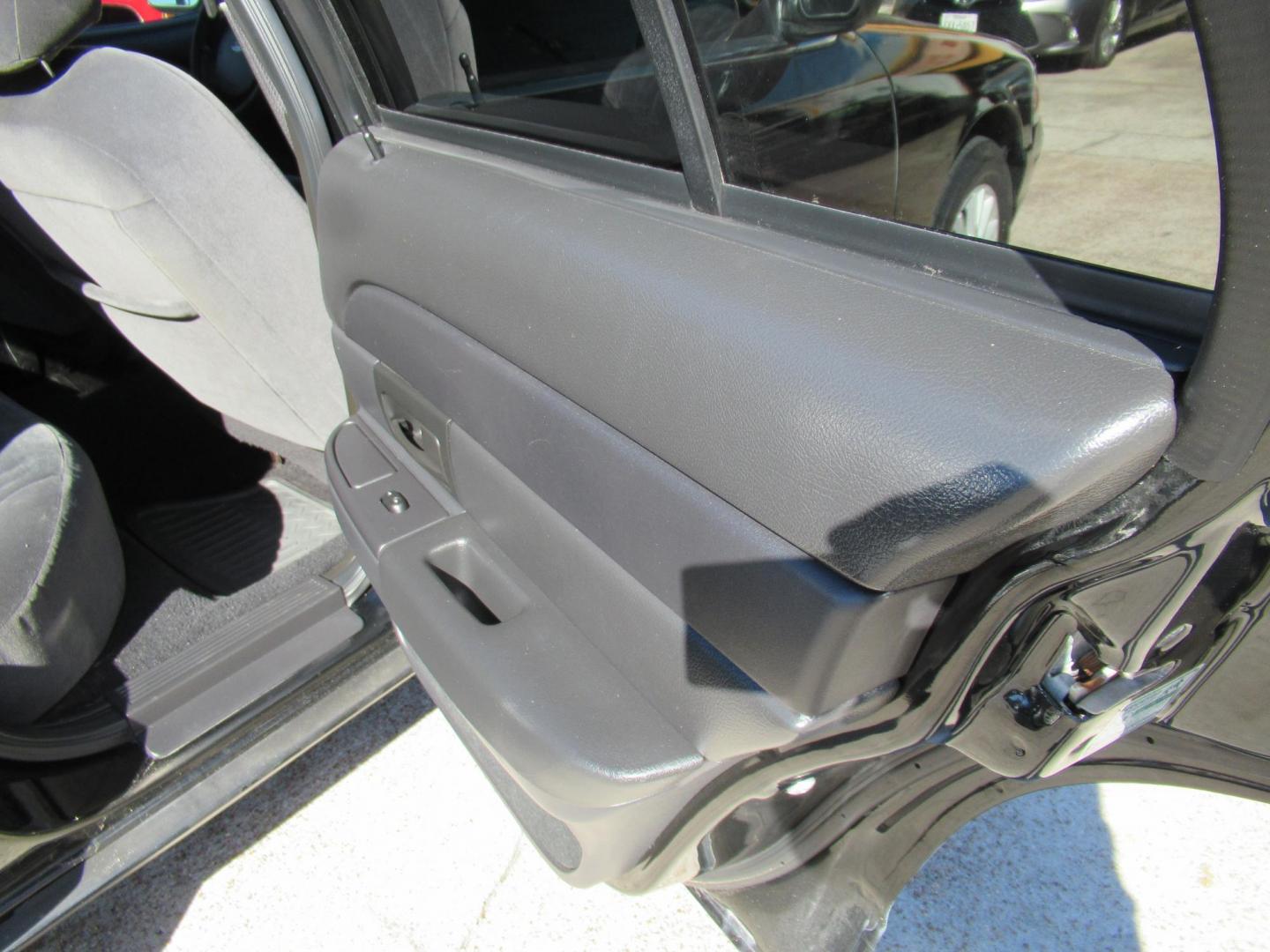 2007 Black /Black Ford Crown Victoria LX (2FAFP74V97X) with an 4.6L V8 SOHC 16V FFV engine, 4-Speed Automatic Overdrive transmission, located at 1511 North Shepherd Dr., Houston, TX, 77008, (281) 657-1221, 29.798361, -95.412560 - 2007 FORD CROWN VICTORIA LX VIN: 2FAFP74V97X111216 2 F A F P 7 4 V 9 7 X 1 1 1 2 1 6 SEDAN 4 DR 4.6L V8 F SOHC FLEX FUEL VERY CLEAN WELL MAINTAINED LOW LOW MILES RUNS GREAT REAR WHEEL DRIVE READY TO DRIVE - Photo#14