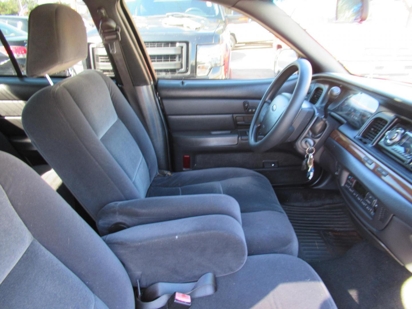 2007 Black /Black Ford Crown Victoria LX (2FAFP74V97X) with an 4.6L V8 SOHC 16V FFV engine, 4-Speed Automatic Overdrive transmission, located at 1511 North Shepherd Dr., Houston, TX, 77008, (281) 657-1221, 29.798361, -95.412560 - 2007 FORD CROWN VICTORIA LX VIN: 2FAFP74V97X111216 2 F A F P 7 4 V 9 7 X 1 1 1 2 1 6 SEDAN 4 DR 4.6L V8 F SOHC FLEX FUEL VERY CLEAN WELL MAINTAINED LOW LOW MILES RUNS GREAT REAR WHEEL DRIVE READY TO DRIVE - Photo#15