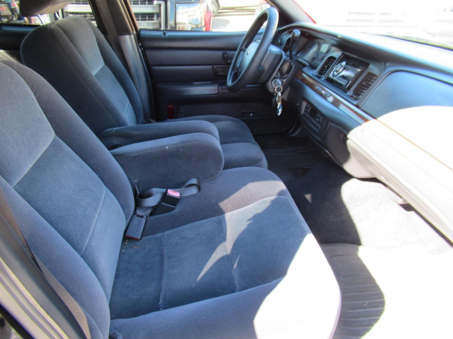 2007 Black /Black Ford Crown Victoria LX (2FAFP74V97X) with an 4.6L V8 SOHC 16V FFV engine, 4-Speed Automatic Overdrive transmission, located at 1511 North Shepherd Dr., Houston, TX, 77008, (281) 657-1221, 29.798361, -95.412560 - 2007 FORD CROWN VICTORIA LX VIN: 2FAFP74V97X111216 2 F A F P 7 4 V 9 7 X 1 1 1 2 1 6 SEDAN 4 DR 4.6L V8 F SOHC FLEX FUEL VERY CLEAN WELL MAINTAINED LOW LOW MILES RUNS GREAT REAR WHEEL DRIVE READY TO DRIVE - Photo#16