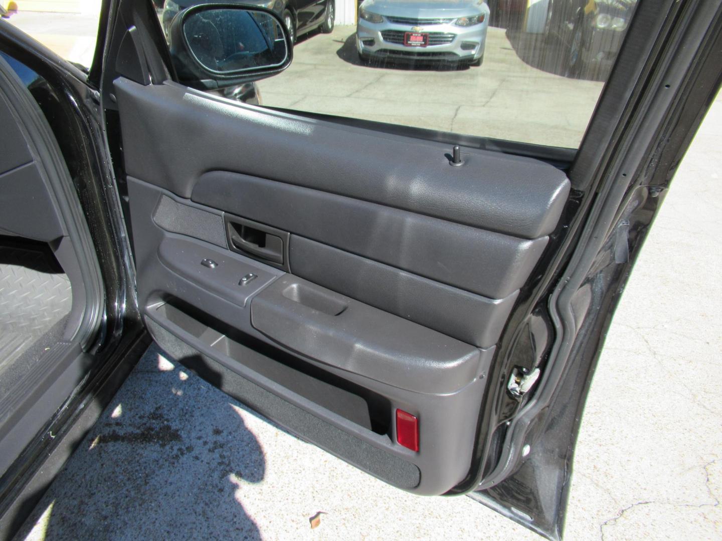 2007 Black /Black Ford Crown Victoria LX (2FAFP74V97X) with an 4.6L V8 SOHC 16V FFV engine, 4-Speed Automatic Overdrive transmission, located at 1511 North Shepherd Dr., Houston, TX, 77008, (281) 657-1221, 29.798361, -95.412560 - 2007 FORD CROWN VICTORIA LX VIN: 2FAFP74V97X111216 2 F A F P 7 4 V 9 7 X 1 1 1 2 1 6 SEDAN 4 DR 4.6L V8 F SOHC FLEX FUEL VERY CLEAN WELL MAINTAINED LOW LOW MILES RUNS GREAT REAR WHEEL DRIVE READY TO DRIVE - Photo#17