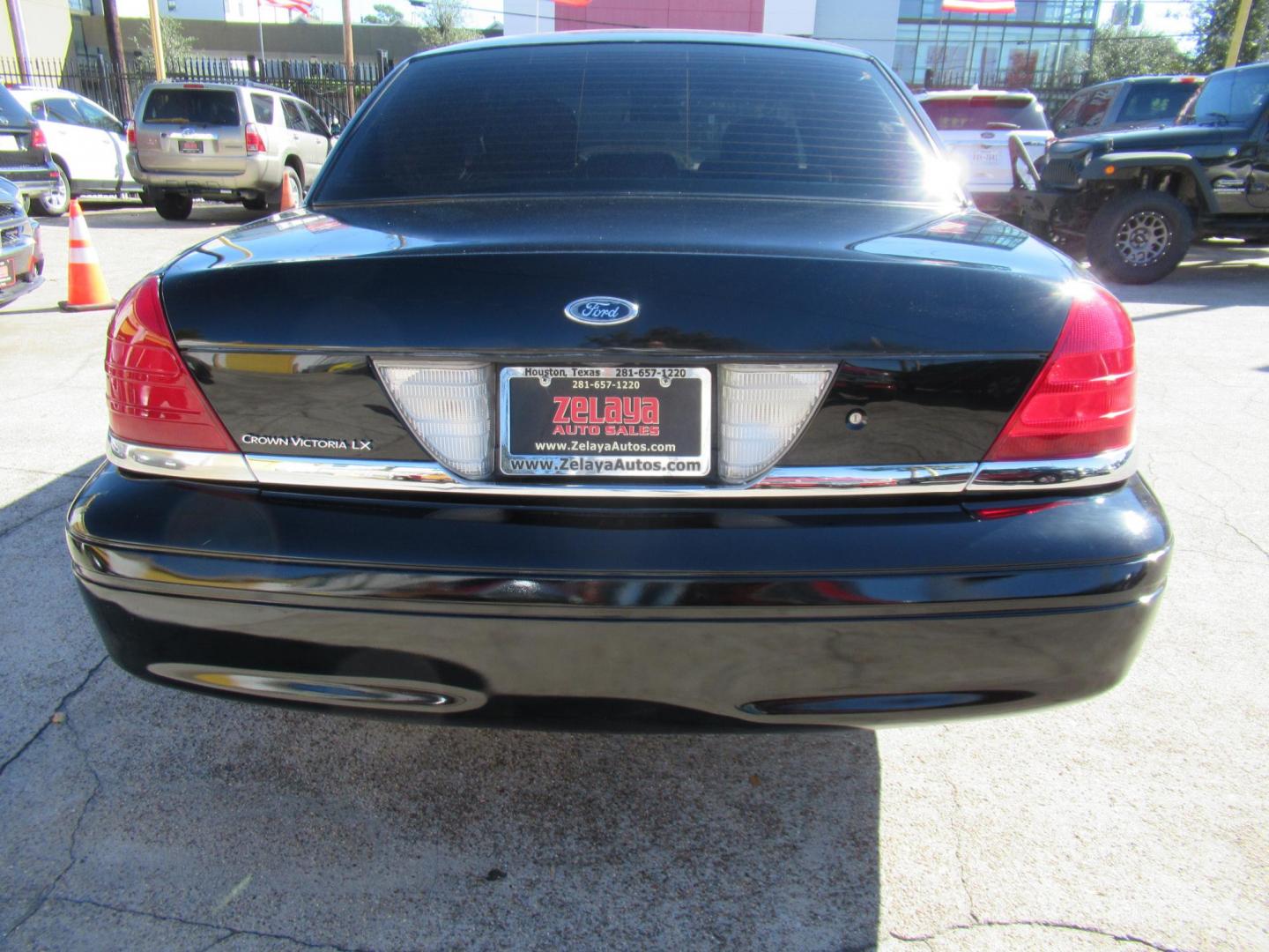 2007 Black /Black Ford Crown Victoria LX (2FAFP74V97X) with an 4.6L V8 SOHC 16V FFV engine, 4-Speed Automatic Overdrive transmission, located at 1511 North Shepherd Dr., Houston, TX, 77008, (281) 657-1221, 29.798361, -95.412560 - 2007 FORD CROWN VICTORIA LX VIN: 2FAFP74V97X111216 2 F A F P 7 4 V 9 7 X 1 1 1 2 1 6 SEDAN 4 DR 4.6L V8 F SOHC FLEX FUEL VERY CLEAN WELL MAINTAINED LOW LOW MILES RUNS GREAT REAR WHEEL DRIVE READY TO DRIVE - Photo#28
