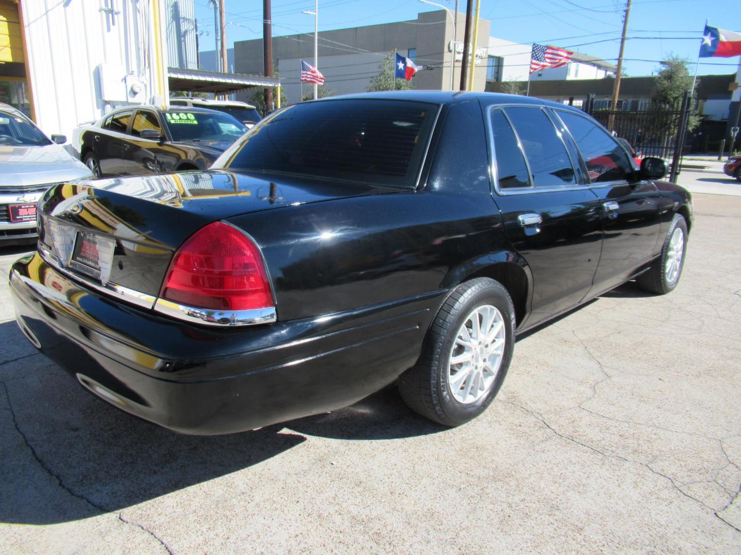 2007 Black /Black Ford Crown Victoria LX (2FAFP74V97X) with an 4.6L V8 SOHC 16V FFV engine, 4-Speed Automatic Overdrive transmission, located at 1511 North Shepherd Dr., Houston, TX, 77008, (281) 657-1221, 29.798361, -95.412560 - 2007 FORD CROWN VICTORIA LX VIN: 2FAFP74V97X111216 2 F A F P 7 4 V 9 7 X 1 1 1 2 1 6 SEDAN 4 DR 4.6L V8 F SOHC FLEX FUEL VERY CLEAN WELL MAINTAINED LOW LOW MILES RUNS GREAT REAR WHEEL DRIVE READY TO DRIVE - Photo#29