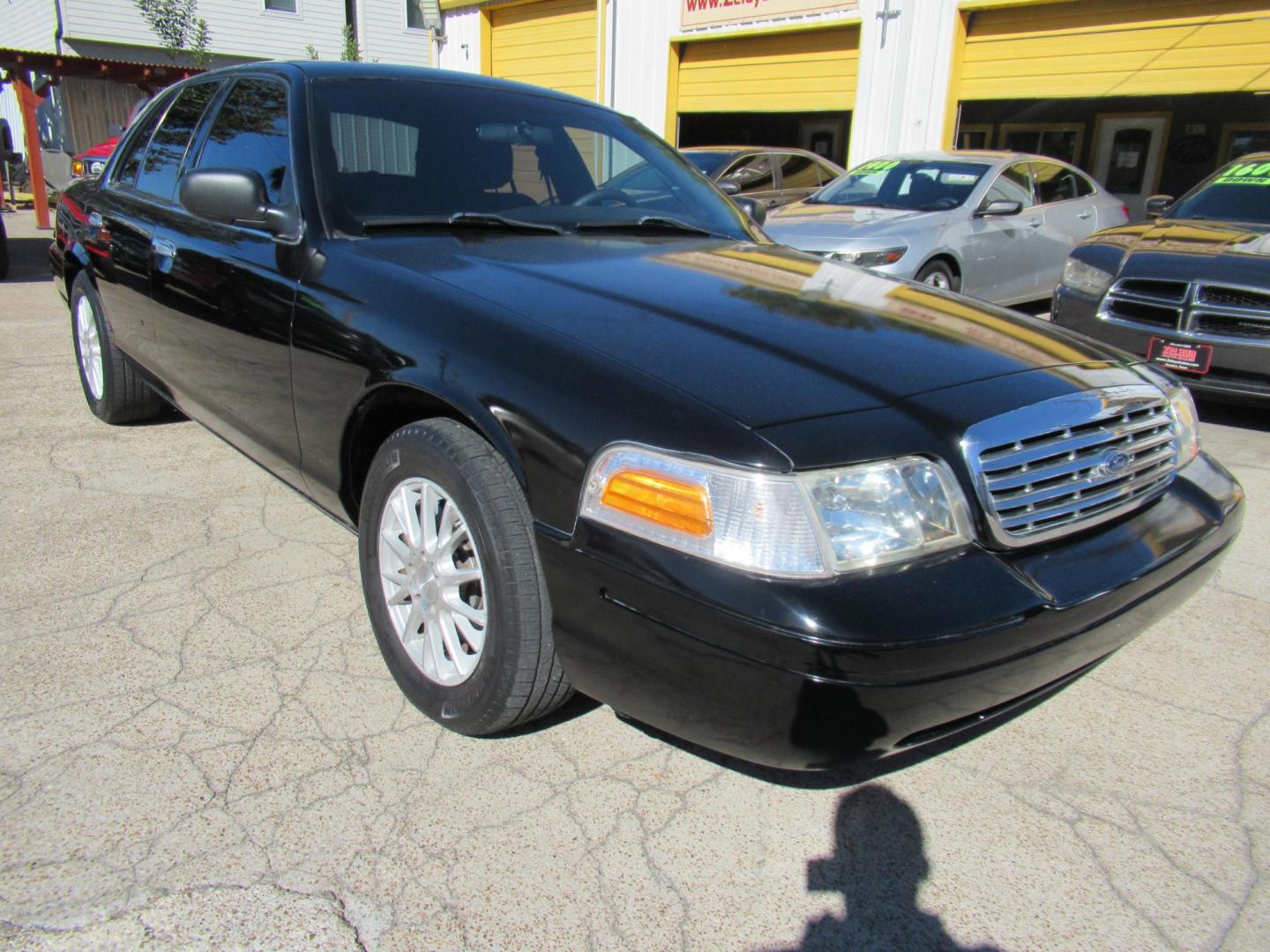 2007 Black /Black Ford Crown Victoria LX (2FAFP74V97X) with an 4.6L V8 SOHC 16V FFV engine, 4-Speed Automatic Overdrive transmission, located at 1511 North Shepherd Dr., Houston, TX, 77008, (281) 657-1221, 29.798361, -95.412560 - 2007 FORD CROWN VICTORIA LX VIN: 2FAFP74V97X111216 2 F A F P 7 4 V 9 7 X 1 1 1 2 1 6 SEDAN 4 DR 4.6L V8 F SOHC FLEX FUEL VERY CLEAN WELL MAINTAINED LOW LOW MILES RUNS GREAT REAR WHEEL DRIVE READY TO DRIVE - Photo#31