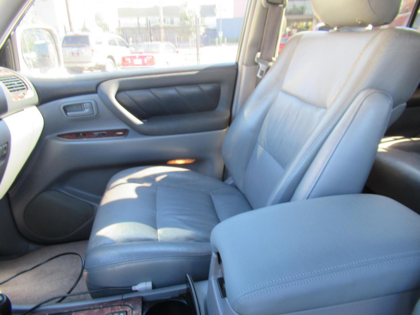 2001 Toyota Land Cruiser 4WD (JTEHT05J112) with an 4.7L V8 SOHC 16V engine, 4-Speed Automatic Overdrive transmission, located at 1511 North Shepherd Dr., Houston, TX, 77008, (281) 657-1221, 29.798361, -95.412560 - 2001 TOYOTA LAND CRUISER VIN: JTEHT05J112007701 J T E H T 0 5 J 1 1 2 0 0 7 7 0 1 4 DOOR WAGON/SPORT UTILITY 4.7L V8 F DOHC 32V GASOLINE ONE OWNER STRONG ENGINE CLEAN INTERIOR RUNS GREAT TRANSMISSION SHIFTS SMOOTH DONT MISS OUT ON THIS NICE LAND CRUISER ALL WHEEL DRIVE CASH OR CASHIERS - Photo#2