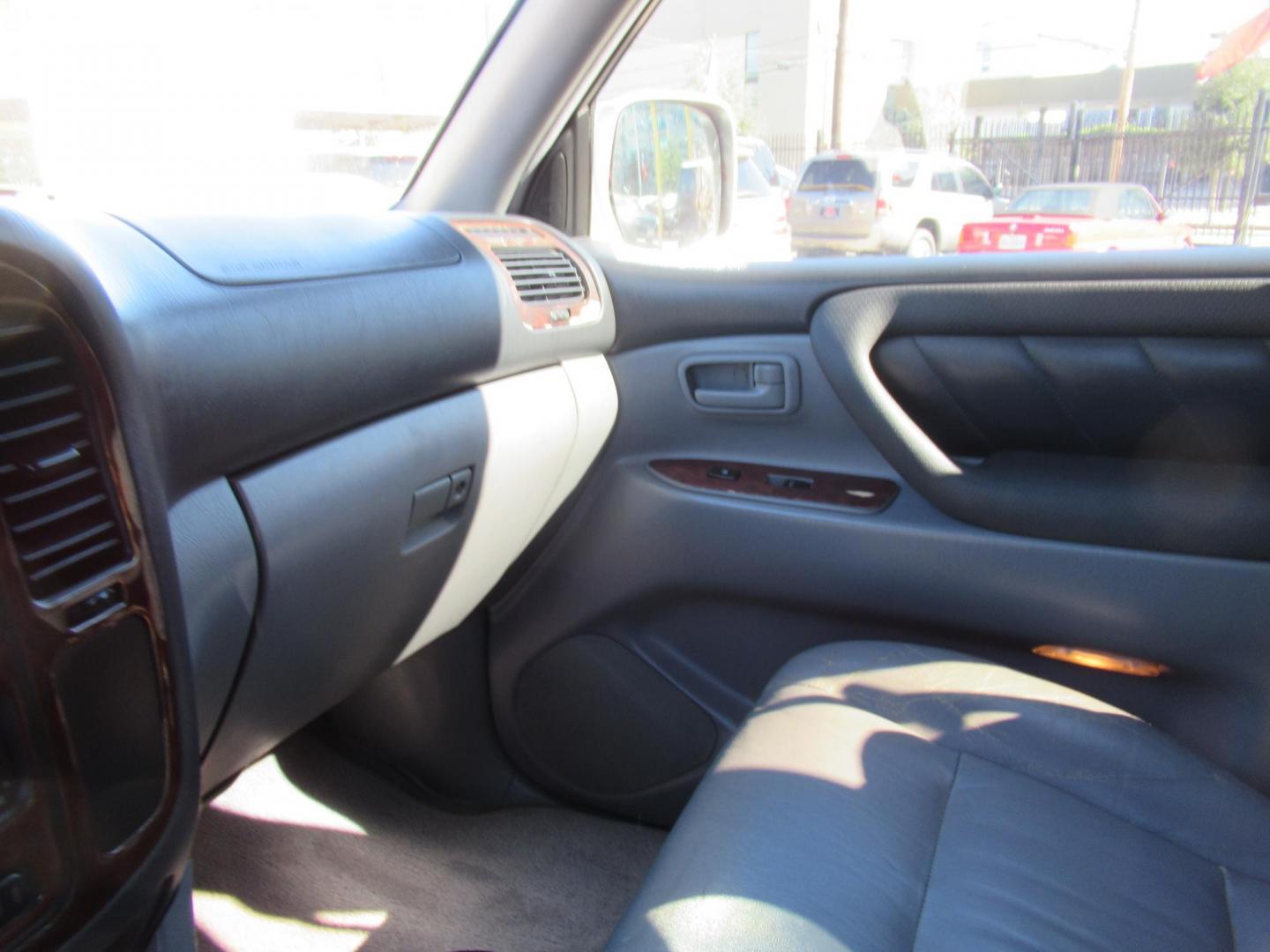 2001 Toyota Land Cruiser 4WD (JTEHT05J112) with an 4.7L V8 SOHC 16V engine, 4-Speed Automatic Overdrive transmission, located at 1511 North Shepherd Dr., Houston, TX, 77008, (281) 657-1221, 29.798361, -95.412560 - 2001 TOYOTA LAND CRUISER VIN: JTEHT05J112007701 J T E H T 0 5 J 1 1 2 0 0 7 7 0 1 4 DOOR WAGON/SPORT UTILITY 4.7L V8 F DOHC 32V GASOLINE ONE OWNER STRONG ENGINE CLEAN INTERIOR RUNS GREAT TRANSMISSION SHIFTS SMOOTH DONT MISS OUT ON THIS NICE LAND CRUISER ALL WHEEL DRIVE CASH OR CASHIERS - Photo#3