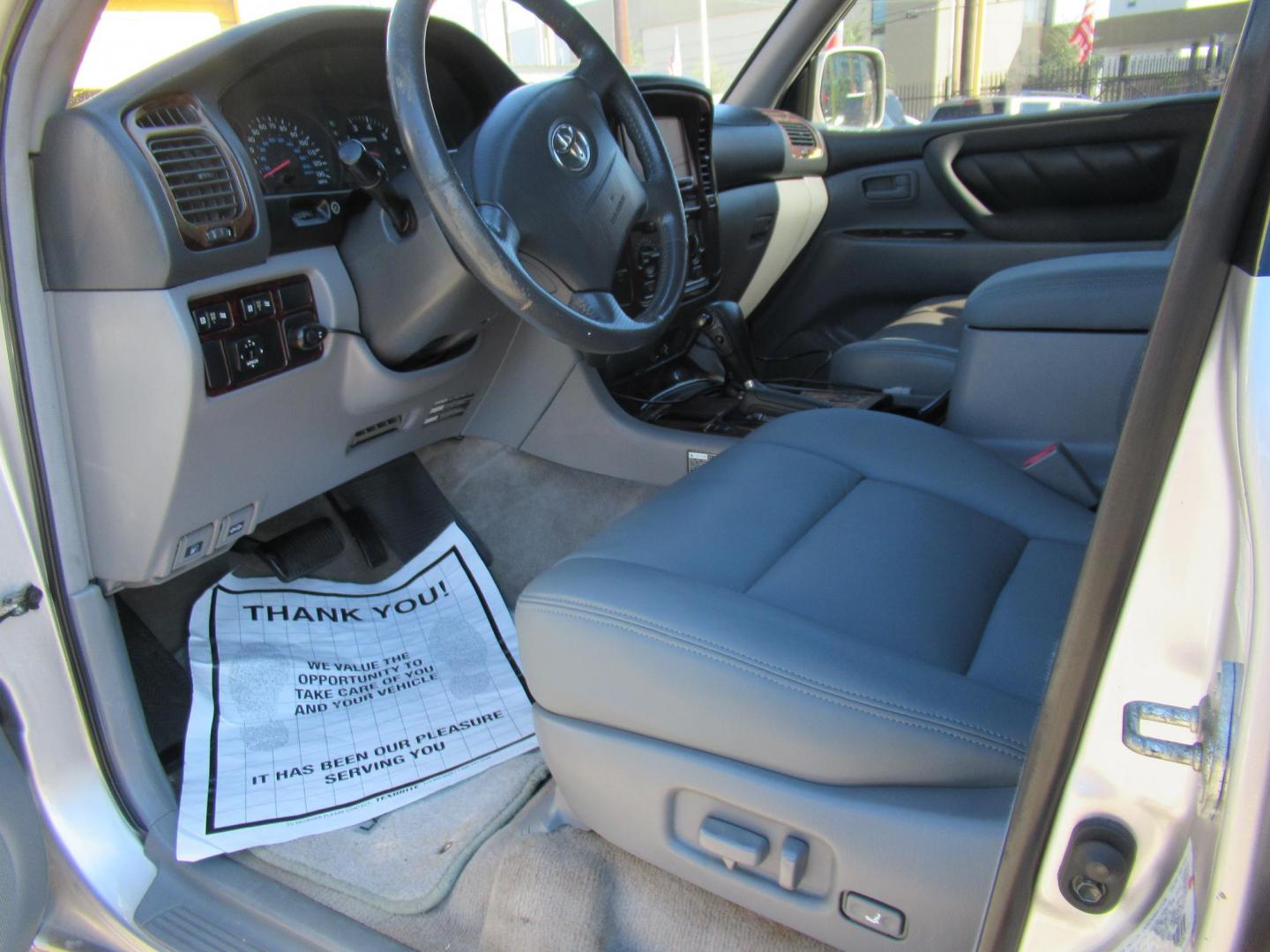 2001 Toyota Land Cruiser 4WD (JTEHT05J112) with an 4.7L V8 SOHC 16V engine, 4-Speed Automatic Overdrive transmission, located at 1511 North Shepherd Dr., Houston, TX, 77008, (281) 657-1221, 29.798361, -95.412560 - 2001 TOYOTA LAND CRUISER VIN: JTEHT05J112007701 J T E H T 0 5 J 1 1 2 0 0 7 7 0 1 4 DOOR WAGON/SPORT UTILITY 4.7L V8 F DOHC 32V GASOLINE ONE OWNER STRONG ENGINE CLEAN INTERIOR RUNS GREAT TRANSMISSION SHIFTS SMOOTH DONT MISS OUT ON THIS NICE LAND CRUISER ALL WHEEL DRIVE CASH OR CASHIERS - Photo#4