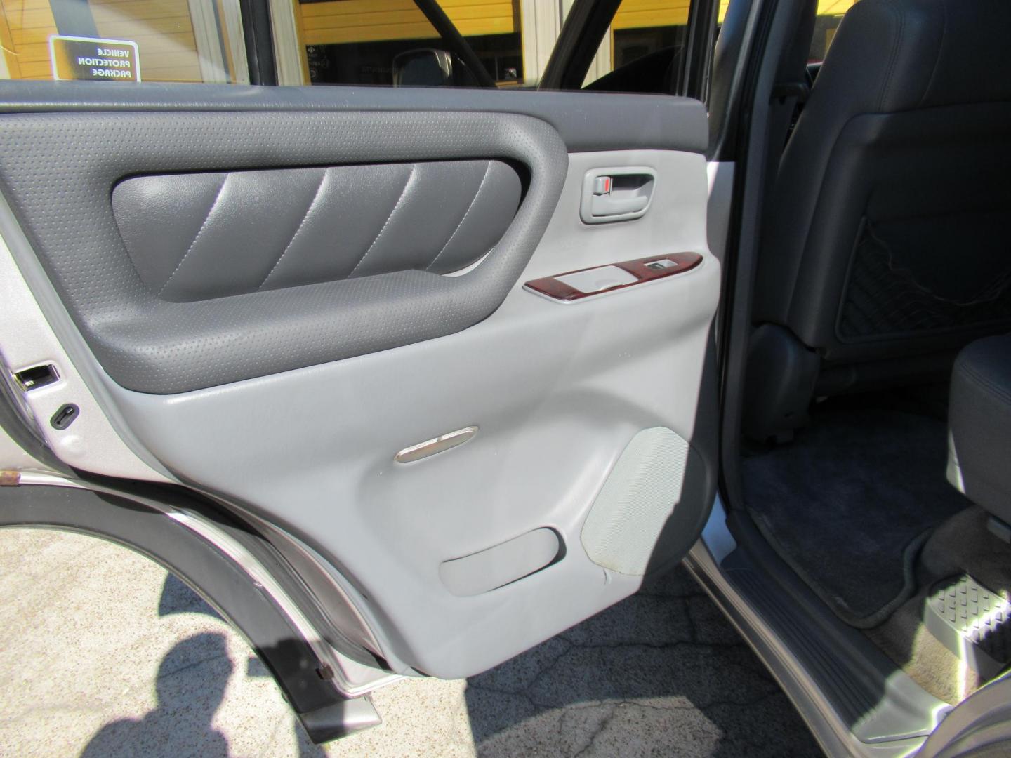 2001 Toyota Land Cruiser 4WD (JTEHT05J112) with an 4.7L V8 SOHC 16V engine, 4-Speed Automatic Overdrive transmission, located at 1511 North Shepherd Dr., Houston, TX, 77008, (281) 657-1221, 29.798361, -95.412560 - 2001 TOYOTA LAND CRUISER VIN: JTEHT05J112007701 J T E H T 0 5 J 1 1 2 0 0 7 7 0 1 4 DOOR WAGON/SPORT UTILITY 4.7L V8 F DOHC 32V GASOLINE ONE OWNER STRONG ENGINE CLEAN INTERIOR RUNS GREAT TRANSMISSION SHIFTS SMOOTH DONT MISS OUT ON THIS NICE LAND CRUISER ALL WHEEL DRIVE CASH OR CASHIERS - Photo#9