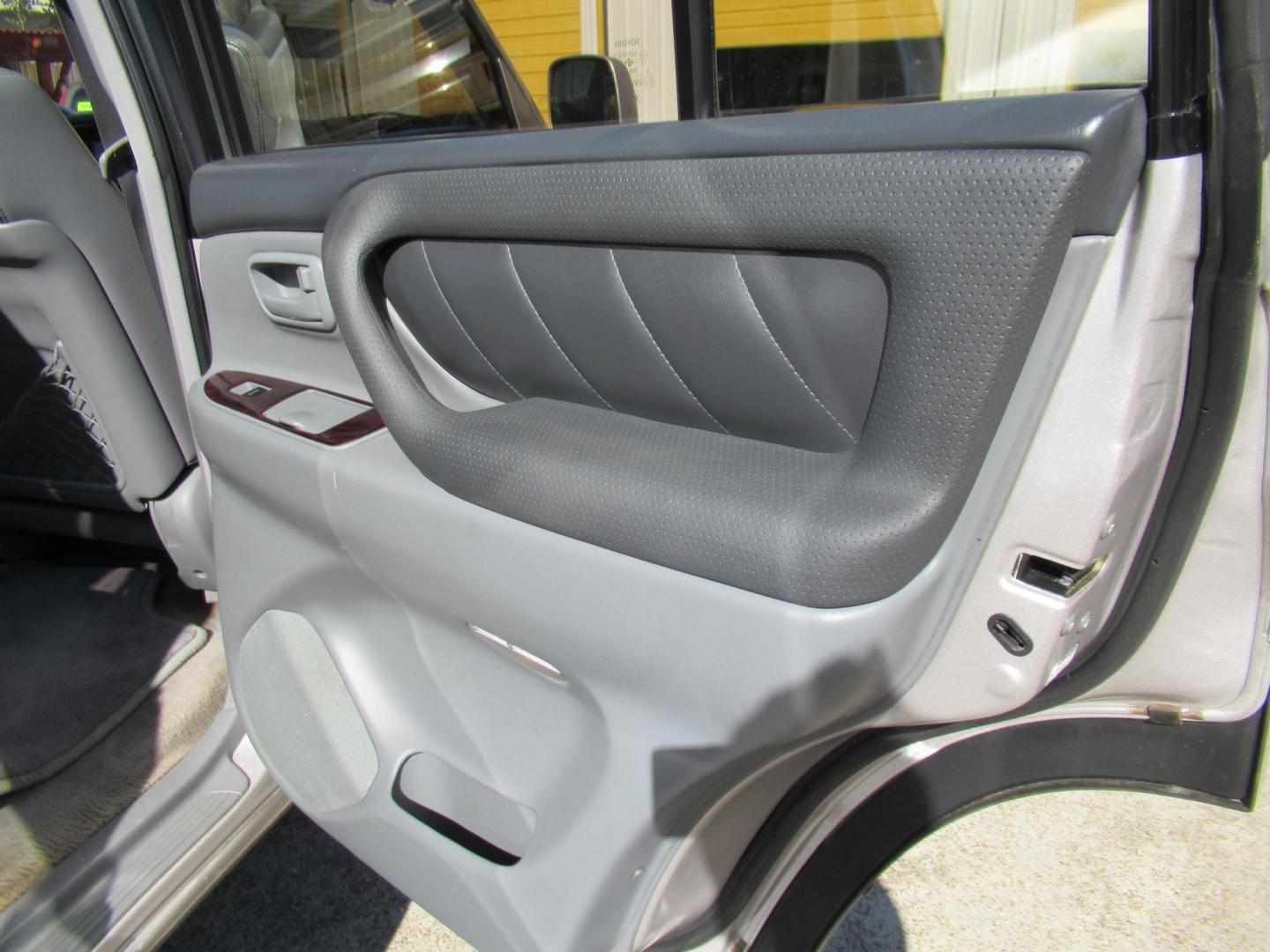 2001 Toyota Land Cruiser 4WD (JTEHT05J112) with an 4.7L V8 SOHC 16V engine, 4-Speed Automatic Overdrive transmission, located at 1511 North Shepherd Dr., Houston, TX, 77008, (281) 657-1221, 29.798361, -95.412560 - 2001 TOYOTA LAND CRUISER VIN: JTEHT05J112007701 J T E H T 0 5 J 1 1 2 0 0 7 7 0 1 4 DOOR WAGON/SPORT UTILITY 4.7L V8 F DOHC 32V GASOLINE ONE OWNER STRONG ENGINE CLEAN INTERIOR RUNS GREAT TRANSMISSION SHIFTS SMOOTH DONT MISS OUT ON THIS NICE LAND CRUISER ALL WHEEL DRIVE CASH OR CASHIERS - Photo#16