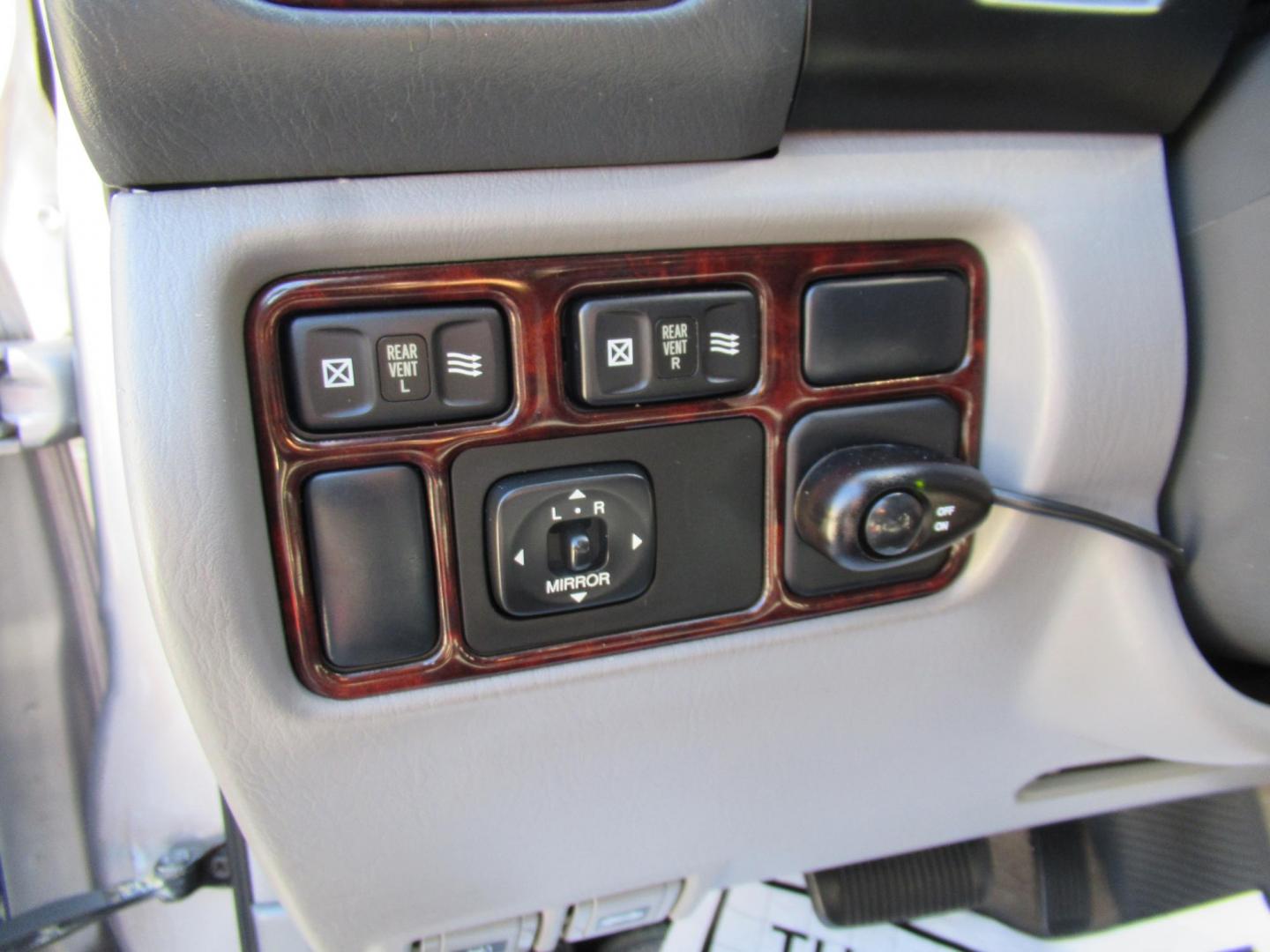 2001 Toyota Land Cruiser 4WD (JTEHT05J112) with an 4.7L V8 SOHC 16V engine, 4-Speed Automatic Overdrive transmission, located at 1511 North Shepherd Dr., Houston, TX, 77008, (281) 657-1221, 29.798361, -95.412560 - 2001 TOYOTA LAND CRUISER VIN: JTEHT05J112007701 J T E H T 0 5 J 1 1 2 0 0 7 7 0 1 4 DOOR WAGON/SPORT UTILITY 4.7L V8 F DOHC 32V GASOLINE ONE OWNER STRONG ENGINE CLEAN INTERIOR RUNS GREAT TRANSMISSION SHIFTS SMOOTH DONT MISS OUT ON THIS NICE LAND CRUISER ALL WHEEL DRIVE CASH OR CASHIERS - Photo#21