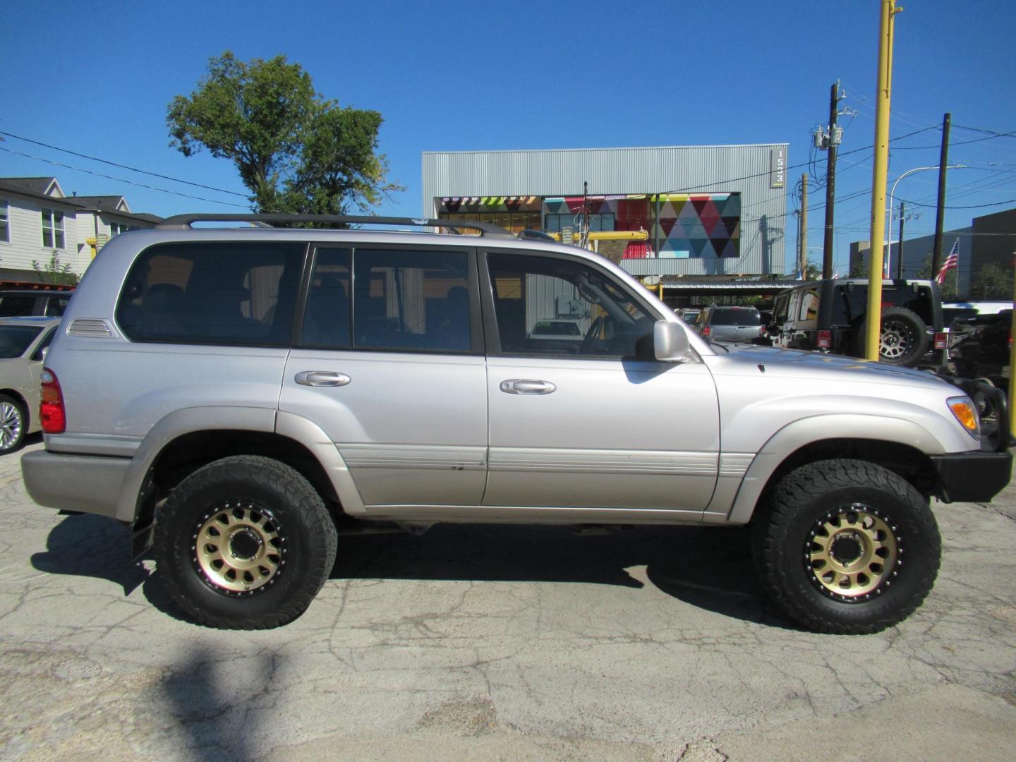 2001 Toyota Land Cruiser 4WD (JTEHT05J112) with an 4.7L V8 SOHC 16V engine, 4-Speed Automatic Overdrive transmission, located at 1511 North Shepherd Dr., Houston, TX, 77008, (281) 657-1221, 29.798361, -95.412560 - 2001 TOYOTA LAND CRUISER VIN: JTEHT05J112007701 J T E H T 0 5 J 1 1 2 0 0 7 7 0 1 4 DOOR WAGON/SPORT UTILITY 4.7L V8 F DOHC 32V GASOLINE ONE OWNER STRONG ENGINE CLEAN INTERIOR RUNS GREAT TRANSMISSION SHIFTS SMOOTH DONT MISS OUT ON THIS NICE LAND CRUISER ALL WHEEL DRIVE CASH OR CASHIERS - Photo#31