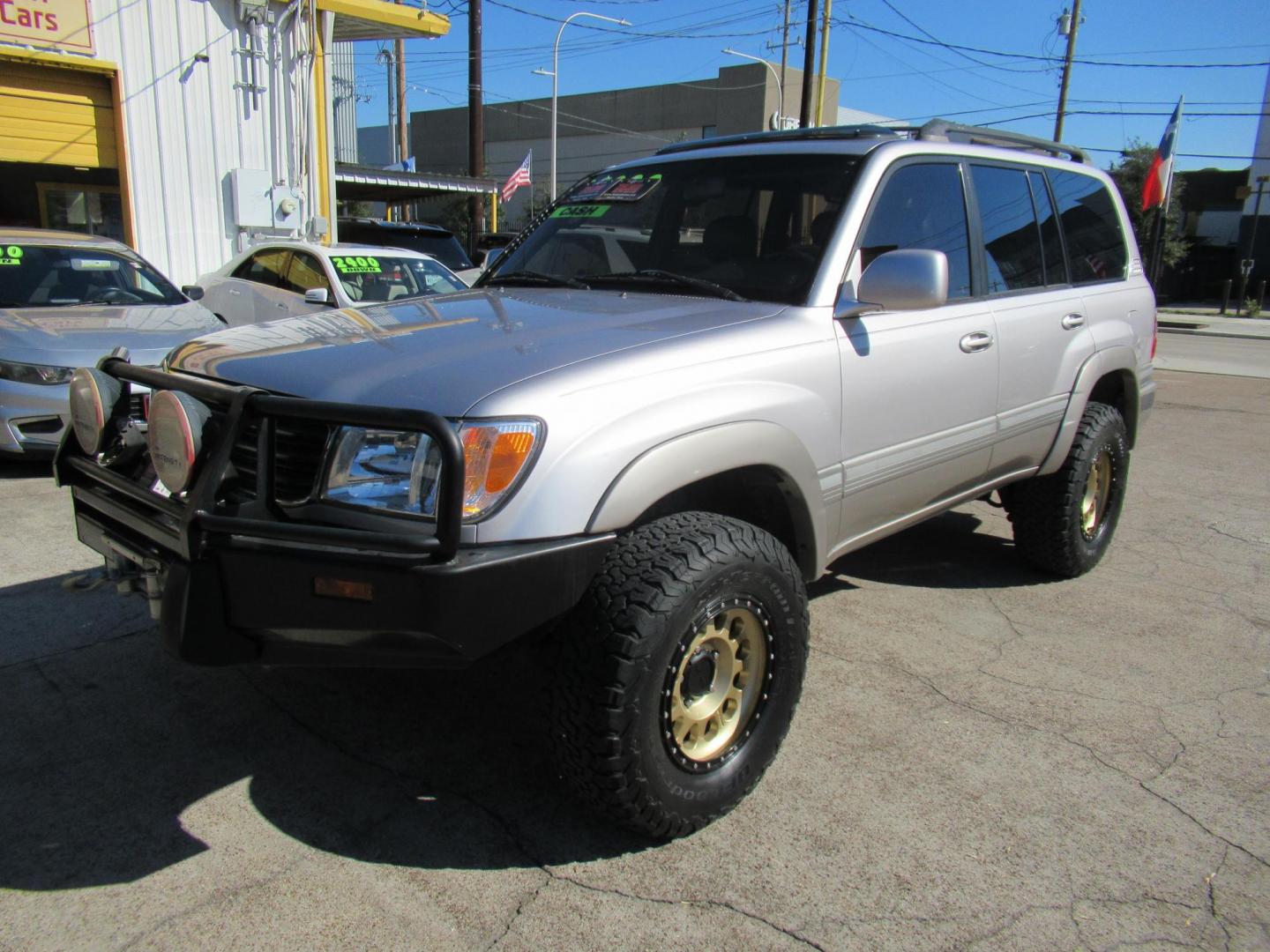 2001 Toyota Land Cruiser 4WD (JTEHT05J112) with an 4.7L V8 SOHC 16V engine, 4-Speed Automatic Overdrive transmission, located at 1511 North Shepherd Dr., Houston, TX, 77008, (281) 657-1221, 29.798361, -95.412560 - 2001 TOYOTA LAND CRUISER VIN: JTEHT05J112007701 J T E H T 0 5 J 1 1 2 0 0 7 7 0 1 4 DOOR WAGON/SPORT UTILITY 4.7L V8 F DOHC 32V GASOLINE ONE OWNER STRONG ENGINE CLEAN INTERIOR RUNS GREAT TRANSMISSION SHIFTS SMOOTH DONT MISS OUT ON THIS NICE LAND CRUISER ALL WHEEL DRIVE CASH OR CASHIERS - Photo#35