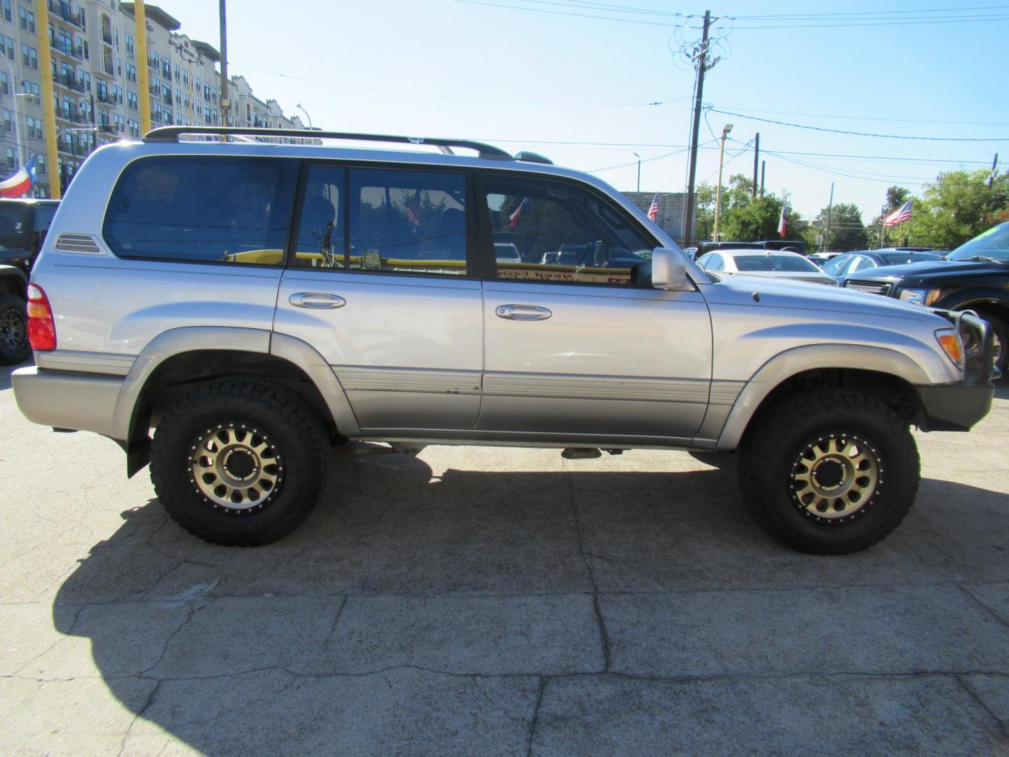2001 Toyota Land Cruiser 4WD (JTEHT05J112) with an 4.7L V8 SOHC 16V engine, 4-Speed Automatic Overdrive transmission, located at 1511 North Shepherd Dr., Houston, TX, 77008, (281) 657-1221, 29.798361, -95.412560 - 2001 TOYOTA LAND CRUISER VIN: JTEHT05J112007701 J T E H T 0 5 J 1 1 2 0 0 7 7 0 1 4 DOOR WAGON/SPORT UTILITY 4.7L V8 F DOHC 32V GASOLINE ONE OWNER STRONG ENGINE CLEAN INTERIOR RUNS GREAT TRANSMISSION SHIFTS SMOOTH DONT MISS OUT ON THIS NICE LAND CRUISER ALL WHEEL DRIVE CASH OR CASHIERS - Photo#44