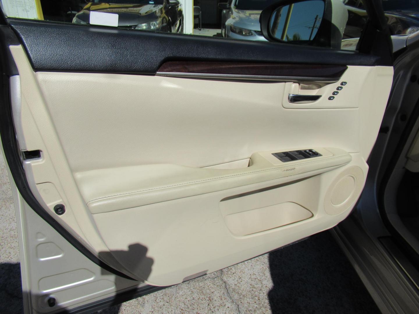 2013 Gold /Tan Lexus ES 350 Sedan (JTHBK1GG5D2) with an 3.5L V6 DOHC 24V engine, Automatic transmission, located at 1511 North Shepherd Dr., Houston, TX, 77008, (281) 657-1221, 29.798361, -95.412560 - 2013 LEXUS ES 350 VIN: JTHBK1GG5D2024542 J T H B K 1 G G 5 D 2 0 2 4 5 4 2 SEDAN 4 DR 3.5L V6 F DOHC 24V GASOLINE FRONT WHEEL DRIVE - Photo#1