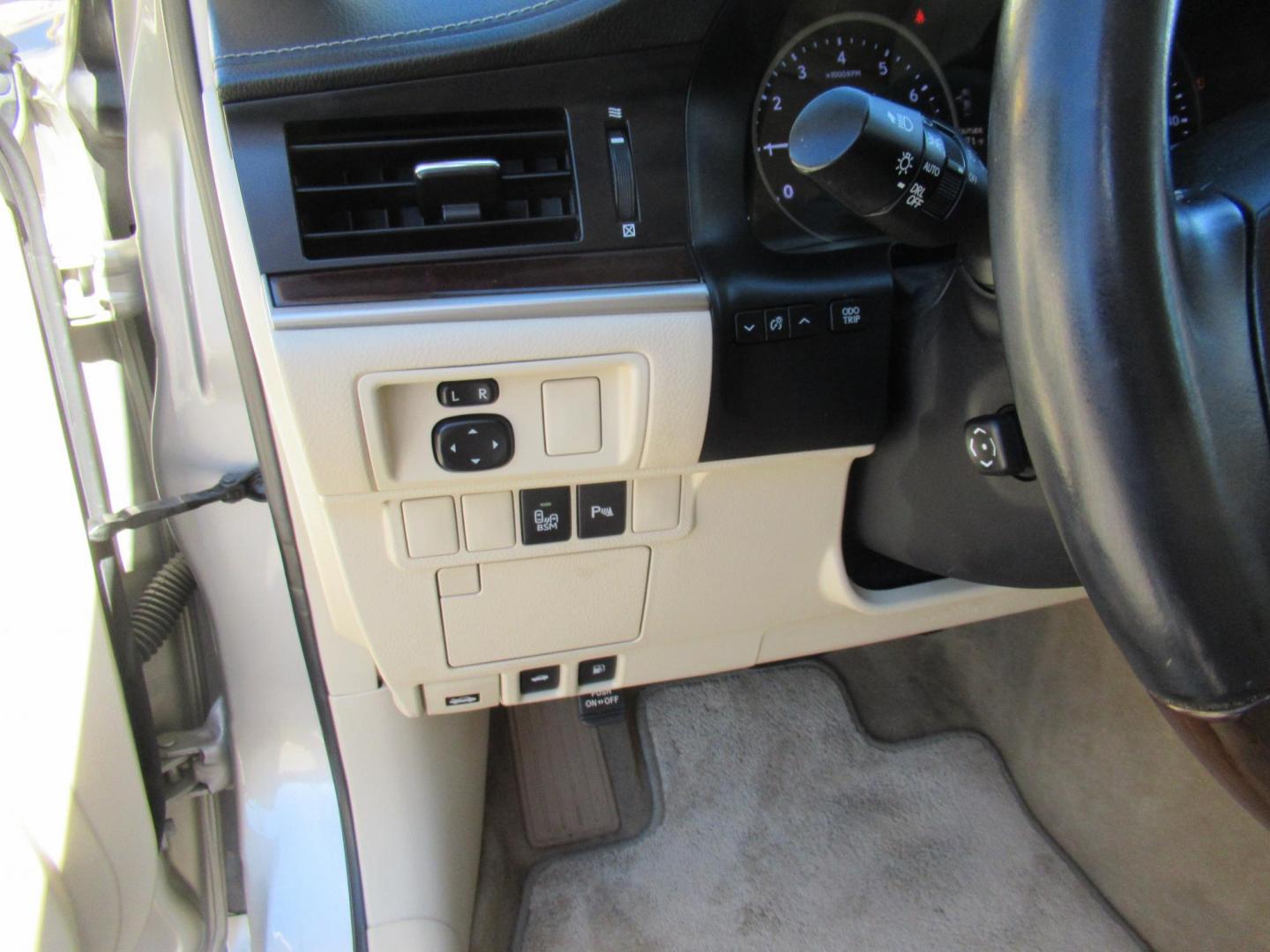 2013 Gold /Tan Lexus ES 350 Sedan (JTHBK1GG5D2) with an 3.5L V6 DOHC 24V engine, Automatic transmission, located at 1511 North Shepherd Dr., Houston, TX, 77008, (281) 657-1221, 29.798361, -95.412560 - 2013 LEXUS ES 350 VIN: JTHBK1GG5D2024542 J T H B K 1 G G 5 D 2 0 2 4 5 4 2 SEDAN 4 DR 3.5L V6 F DOHC 24V GASOLINE FRONT WHEEL DRIVE - Photo#4