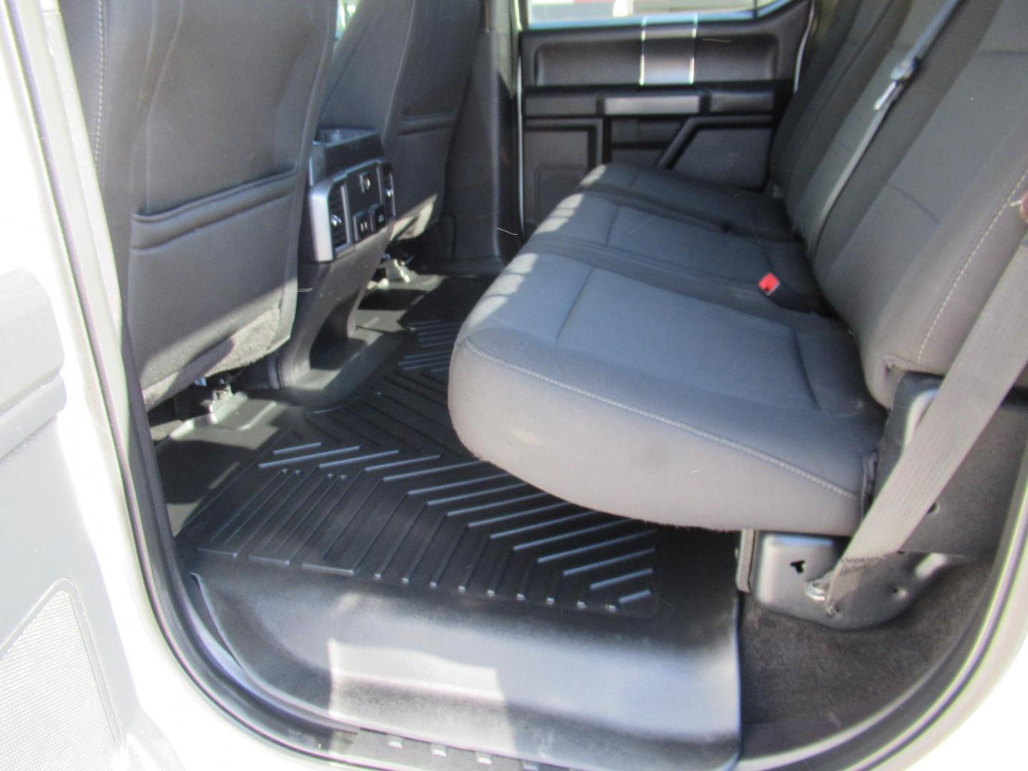 2018 Ford F-150 XLT SuperCrew 5.5-ft. 4WD (1FTEW1E55JF) with an 5.0L V8 OHV 32V engine, 6A transmission, located at 1511 North Shepherd Dr., Houston, TX, 77008, (281) 657-1221, 29.798361, -95.412560 - 2018 FORD F-150 XLT VIN: 1FTEW1E55JFA23240 1 F T E W 1 E 5 5 J F A 2 3 2 4 0 CREW PICKUP 5.0L V8 F DOHC 32V GASOLINE REAR WHEEL DRIVE W/ 4X4 - Photo#9