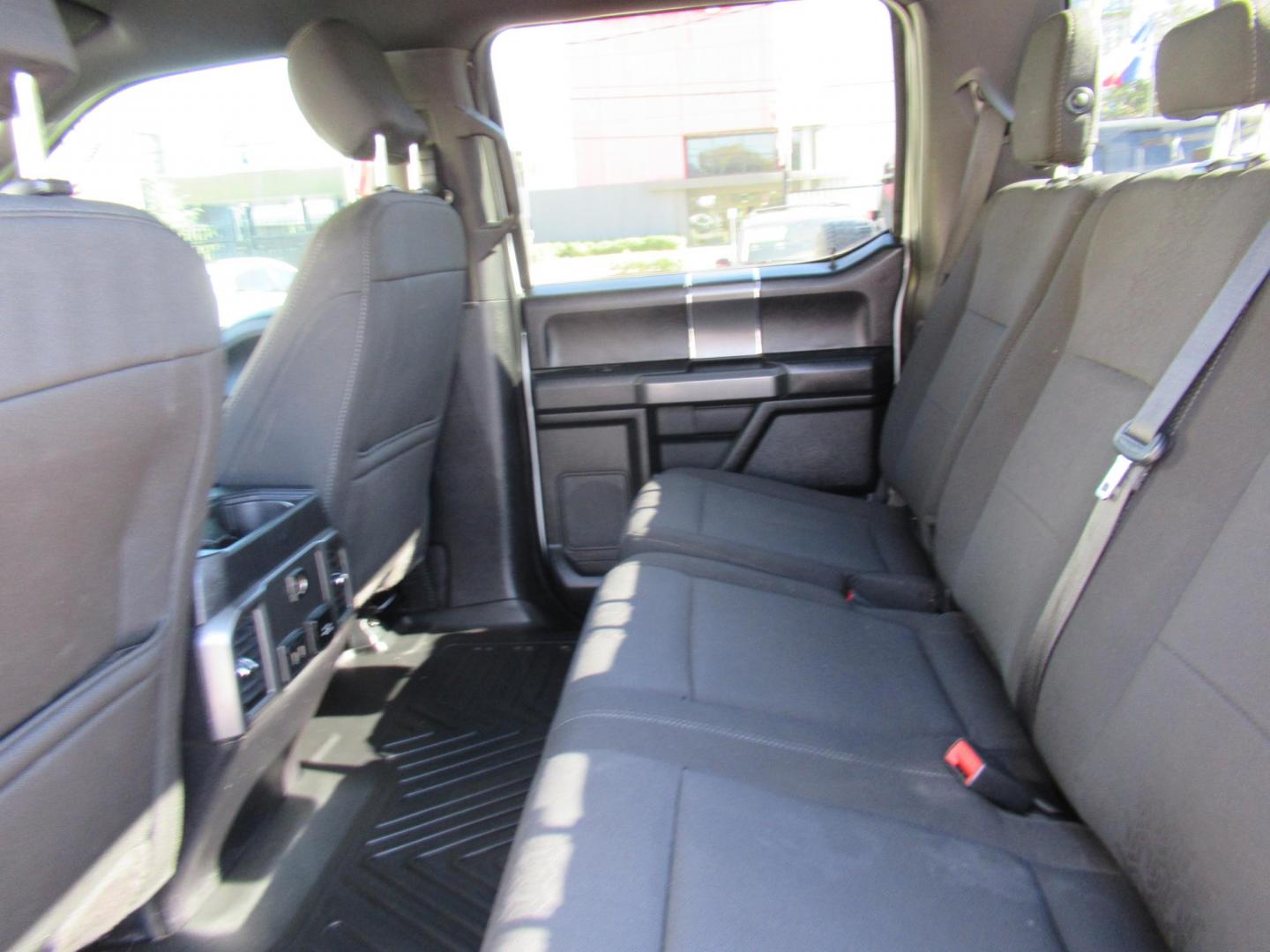 2018 Ford F-150 XLT SuperCrew 5.5-ft. 4WD (1FTEW1E55JF) with an 5.0L V8 OHV 32V engine, 6A transmission, located at 1511 North Shepherd Dr., Houston, TX, 77008, (281) 657-1221, 29.798361, -95.412560 - 2018 FORD F-150 XLT VIN: 1FTEW1E55JFA23240 1 F T E W 1 E 5 5 J F A 2 3 2 4 0 CREW PICKUP 5.0L V8 F DOHC 32V GASOLINE REAR WHEEL DRIVE W/ 4X4 - Photo#10