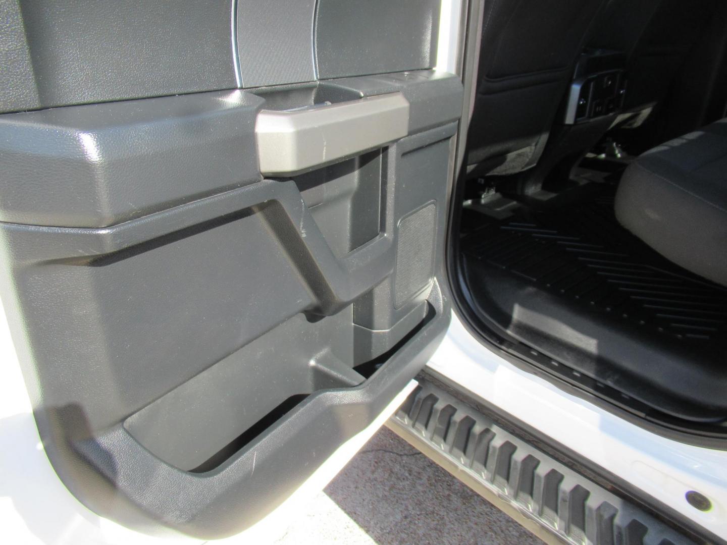 2018 Ford F-150 XLT SuperCrew 5.5-ft. 4WD (1FTEW1E55JF) with an 5.0L V8 OHV 32V engine, 6A transmission, located at 1511 North Shepherd Dr., Houston, TX, 77008, (281) 657-1221, 29.798361, -95.412560 - 2018 FORD F-150 XLT VIN: 1FTEW1E55JFA23240 1 F T E W 1 E 5 5 J F A 2 3 2 4 0 CREW PICKUP 5.0L V8 F DOHC 32V GASOLINE REAR WHEEL DRIVE W/ 4X4 - Photo#11
