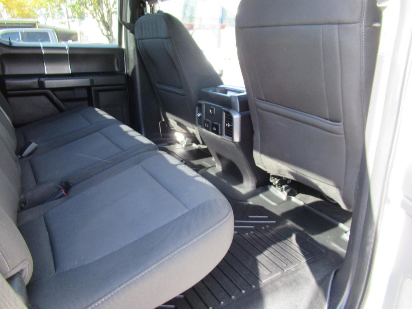 2018 Ford F-150 XLT SuperCrew 5.5-ft. 4WD (1FTEW1E55JF) with an 5.0L V8 OHV 32V engine, 6A transmission, located at 1511 North Shepherd Dr., Houston, TX, 77008, (281) 657-1221, 29.798361, -95.412560 - 2018 FORD F-150 XLT VIN: 1FTEW1E55JFA23240 1 F T E W 1 E 5 5 J F A 2 3 2 4 0 CREW PICKUP 5.0L V8 F DOHC 32V GASOLINE REAR WHEEL DRIVE W/ 4X4 - Photo#12