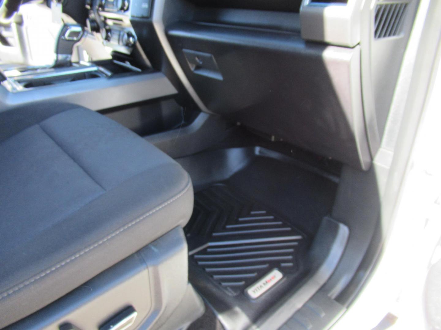 2018 Ford F-150 XLT SuperCrew 5.5-ft. 4WD (1FTEW1E55JF) with an 5.0L V8 OHV 32V engine, 6A transmission, located at 1511 North Shepherd Dr., Houston, TX, 77008, (281) 657-1221, 29.798361, -95.412560 - 2018 FORD F-150 XLT VIN: 1FTEW1E55JFA23240 1 F T E W 1 E 5 5 J F A 2 3 2 4 0 CREW PICKUP 5.0L V8 F DOHC 32V GASOLINE REAR WHEEL DRIVE W/ 4X4 - Photo#14
