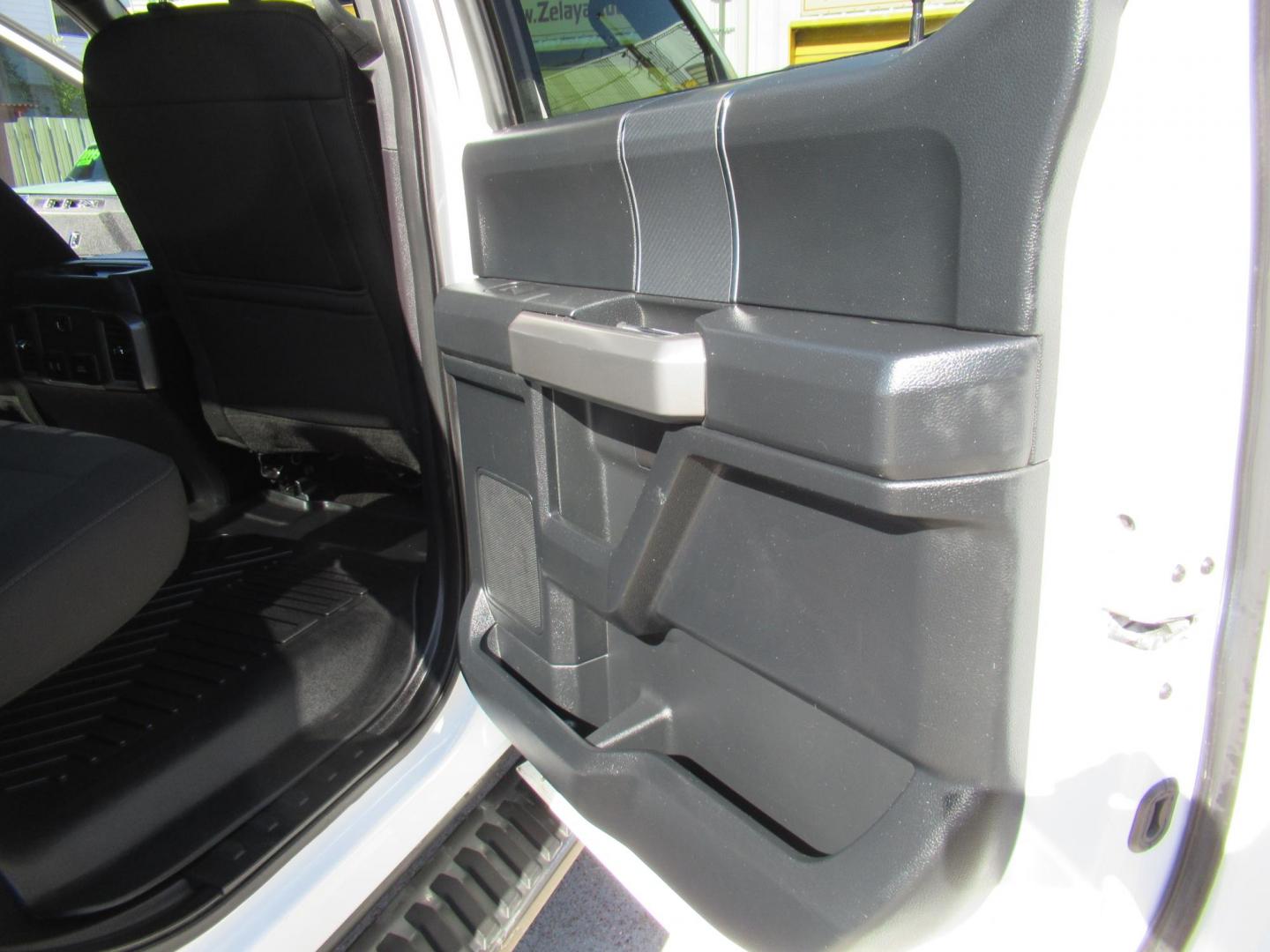 2018 Ford F-150 XLT SuperCrew 5.5-ft. 4WD (1FTEW1E55JF) with an 5.0L V8 OHV 32V engine, 6A transmission, located at 1511 North Shepherd Dr., Houston, TX, 77008, (281) 657-1221, 29.798361, -95.412560 - 2018 FORD F-150 XLT VIN: 1FTEW1E55JFA23240 1 F T E W 1 E 5 5 J F A 2 3 2 4 0 CREW PICKUP 5.0L V8 F DOHC 32V GASOLINE REAR WHEEL DRIVE W/ 4X4 - Photo#13