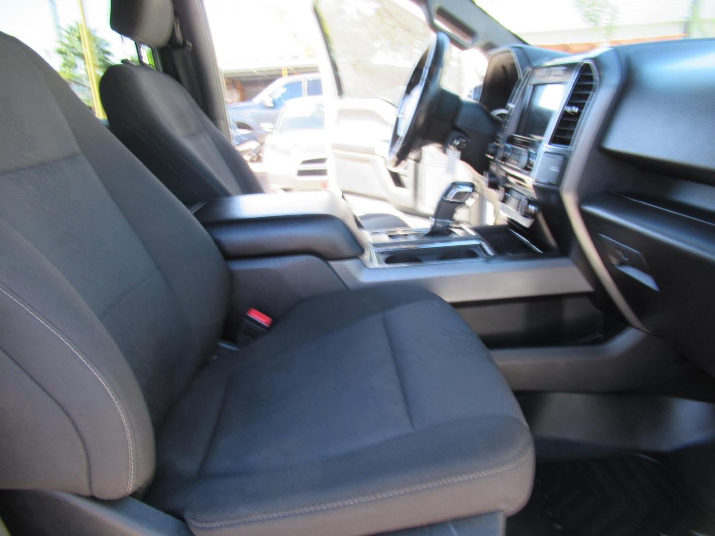 2018 Ford F-150 XLT SuperCrew 5.5-ft. 4WD (1FTEW1E55JF) with an 5.0L V8 OHV 32V engine, 6A transmission, located at 1511 North Shepherd Dr., Houston, TX, 77008, (281) 657-1221, 29.798361, -95.412560 - 2018 FORD F-150 XLT VIN: 1FTEW1E55JFA23240 1 F T E W 1 E 5 5 J F A 2 3 2 4 0 CREW PICKUP 5.0L V8 F DOHC 32V GASOLINE REAR WHEEL DRIVE W/ 4X4 - Photo#15