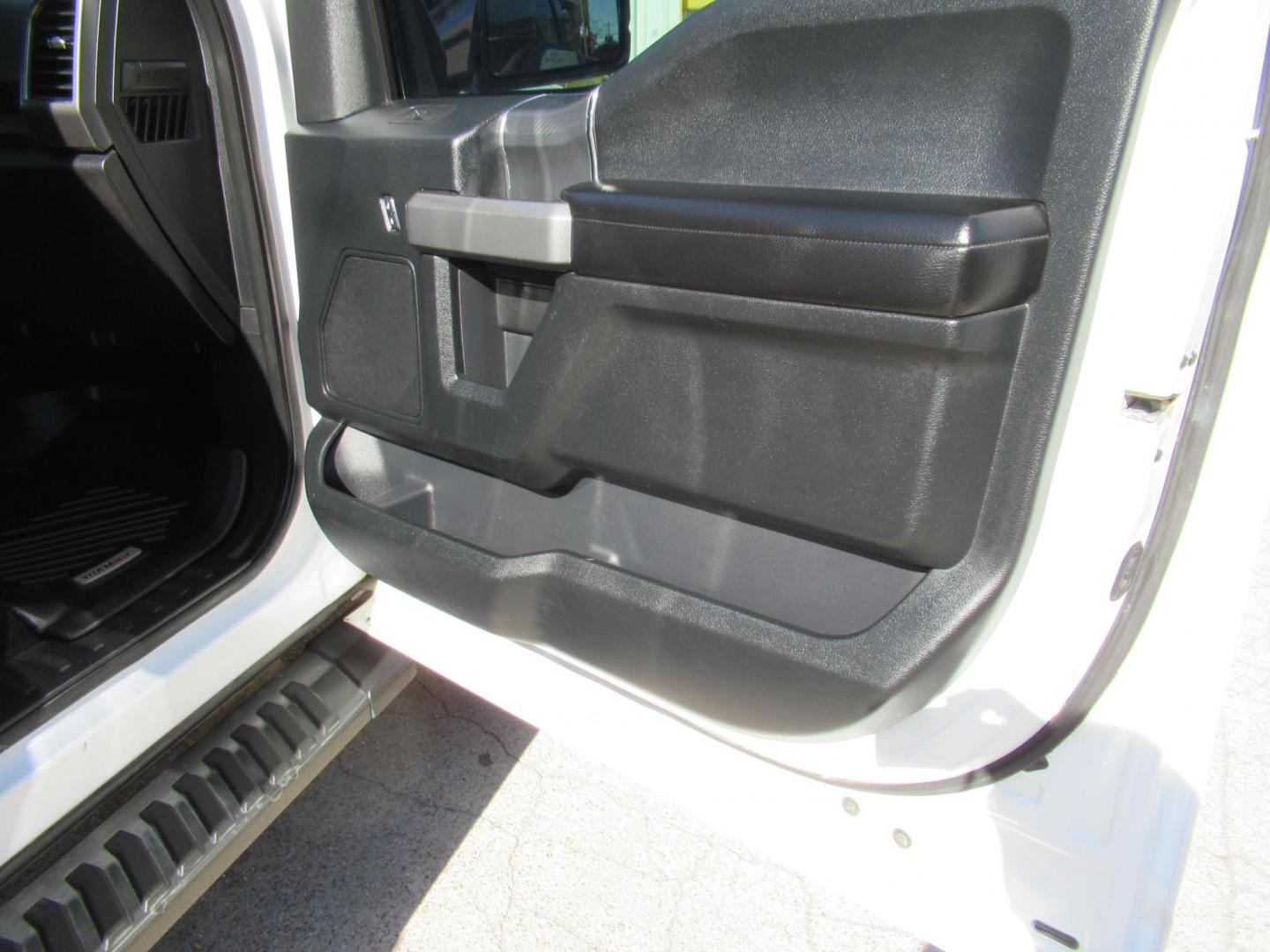 2018 Ford F-150 XLT SuperCrew 5.5-ft. 4WD (1FTEW1E55JF) with an 5.0L V8 OHV 32V engine, 6A transmission, located at 1511 North Shepherd Dr., Houston, TX, 77008, (281) 657-1221, 29.798361, -95.412560 - 2018 FORD F-150 XLT VIN: 1FTEW1E55JFA23240 1 F T E W 1 E 5 5 J F A 2 3 2 4 0 CREW PICKUP 5.0L V8 F DOHC 32V GASOLINE REAR WHEEL DRIVE W/ 4X4 - Photo#16