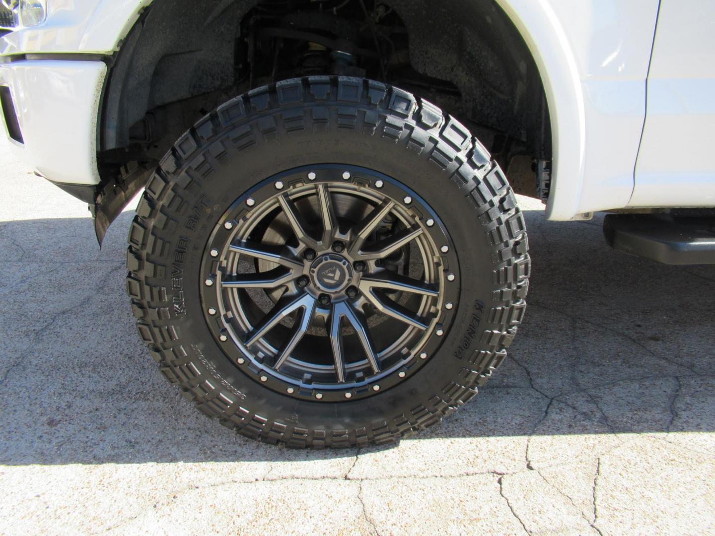2018 Ford F-150 XLT SuperCrew 5.5-ft. 4WD (1FTEW1E55JF) with an 5.0L V8 OHV 32V engine, 6A transmission, located at 1511 North Shepherd Dr., Houston, TX, 77008, (281) 657-1221, 29.798361, -95.412560 - 2018 FORD F-150 XLT VIN: 1FTEW1E55JFA23240 1 F T E W 1 E 5 5 J F A 2 3 2 4 0 CREW PICKUP 5.0L V8 F DOHC 32V GASOLINE REAR WHEEL DRIVE W/ 4X4 - Photo#21