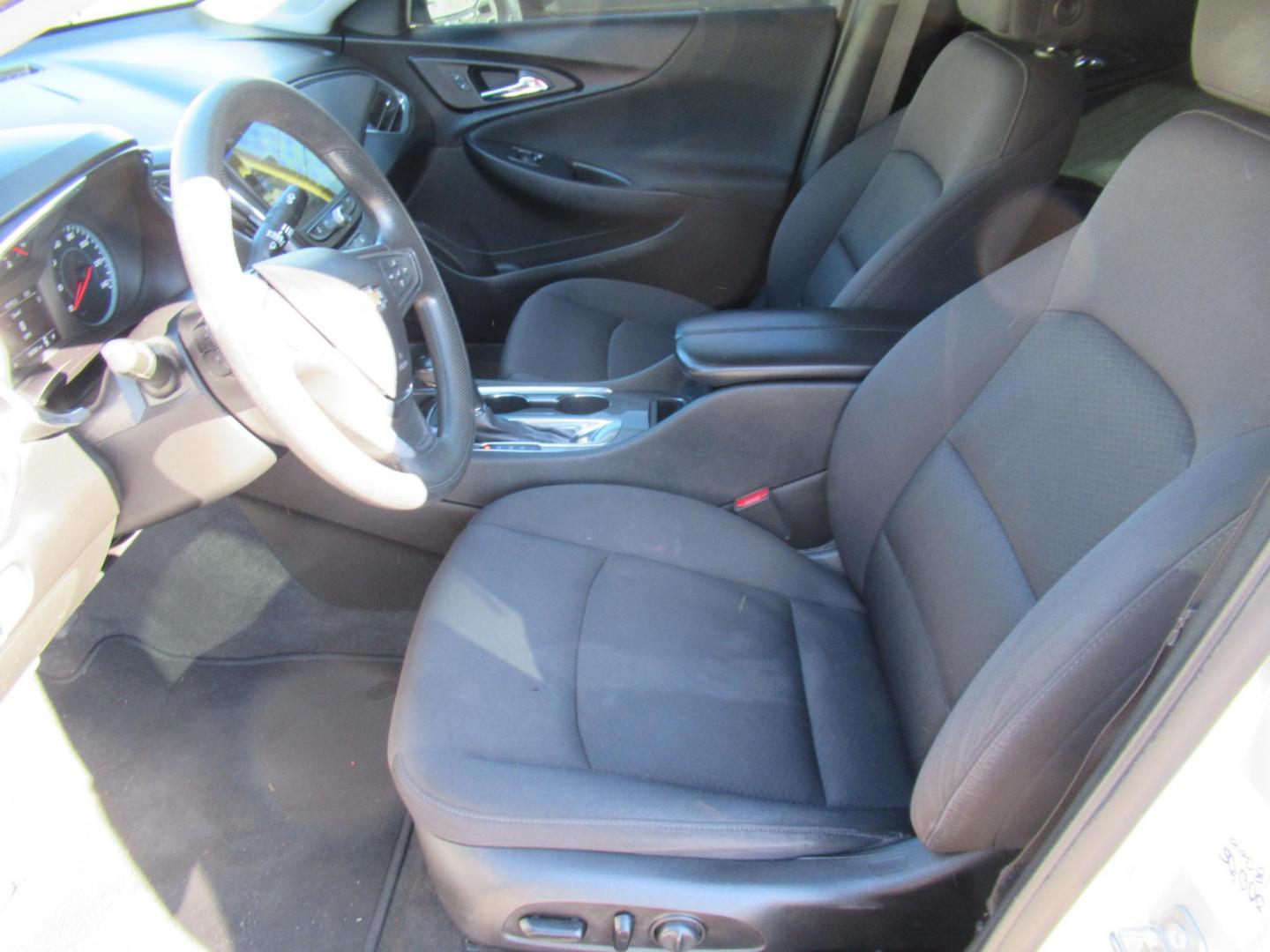 2020 Chevrolet Malibu LT (1G1ZD5ST2LF) with an 1.5L L4 DOHC 16V engine, 6A transmission, located at 1511 North Shepherd Dr., Houston, TX, 77008, (281) 657-1221, 29.798361, -95.412560 - 2020 CHEVROLET MALIBU LT VIN: 1G1ZD5ST2LF007297 1 G 1 Z D 5 S T 2 L F 0 0 7 2 9 7 SEDAN 4 DR 1.5L I4 F DOHC 16V GASOLINE FRONT WHEEL DRIVE - Photo#4