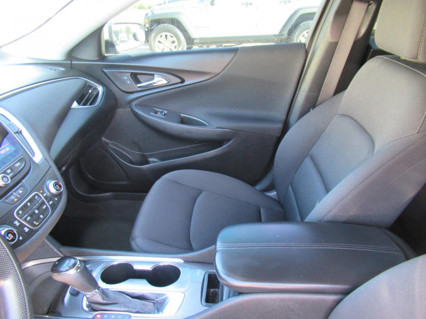 2020 Chevrolet Malibu LT (1G1ZD5ST2LF) with an 1.5L L4 DOHC 16V engine, 6A transmission, located at 1511 North Shepherd Dr., Houston, TX, 77008, (281) 657-1221, 29.798361, -95.412560 - 2020 CHEVROLET MALIBU LT VIN: 1G1ZD5ST2LF007297 1 G 1 Z D 5 S T 2 L F 0 0 7 2 9 7 SEDAN 4 DR 1.5L I4 F DOHC 16V GASOLINE FRONT WHEEL DRIVE - Photo#5