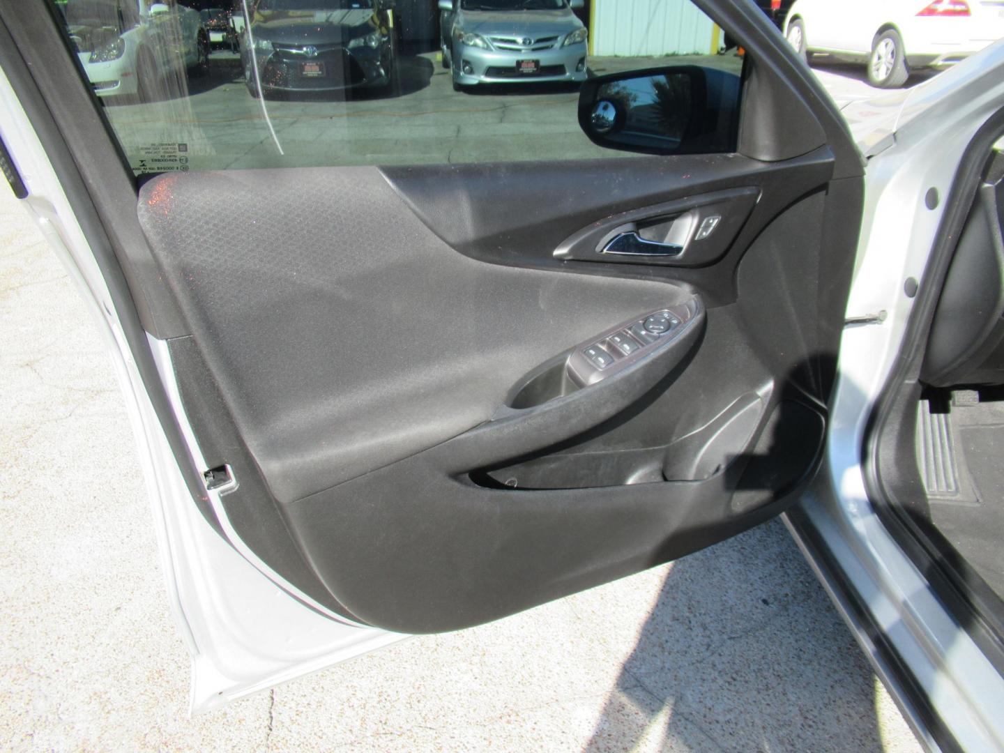 2020 Chevrolet Malibu LT (1G1ZD5ST2LF) with an 1.5L L4 DOHC 16V engine, 6A transmission, located at 1511 North Shepherd Dr., Houston, TX, 77008, (281) 657-1221, 29.798361, -95.412560 - 2020 CHEVROLET MALIBU LT VIN: 1G1ZD5ST2LF007297 1 G 1 Z D 5 S T 2 L F 0 0 7 2 9 7 SEDAN 4 DR 1.5L I4 F DOHC 16V GASOLINE FRONT WHEEL DRIVE - Photo#6