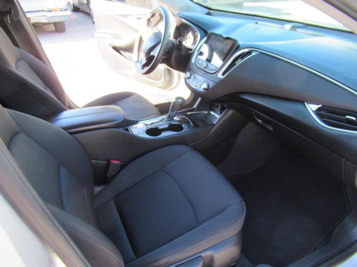 2020 Chevrolet Malibu LT (1G1ZD5ST2LF) with an 1.5L L4 DOHC 16V engine, 6A transmission, located at 1511 North Shepherd Dr., Houston, TX, 77008, (281) 657-1221, 29.798361, -95.412560 - 2020 CHEVROLET MALIBU LT VIN: 1G1ZD5ST2LF007297 1 G 1 Z D 5 S T 2 L F 0 0 7 2 9 7 SEDAN 4 DR 1.5L I4 F DOHC 16V GASOLINE FRONT WHEEL DRIVE - Photo#11