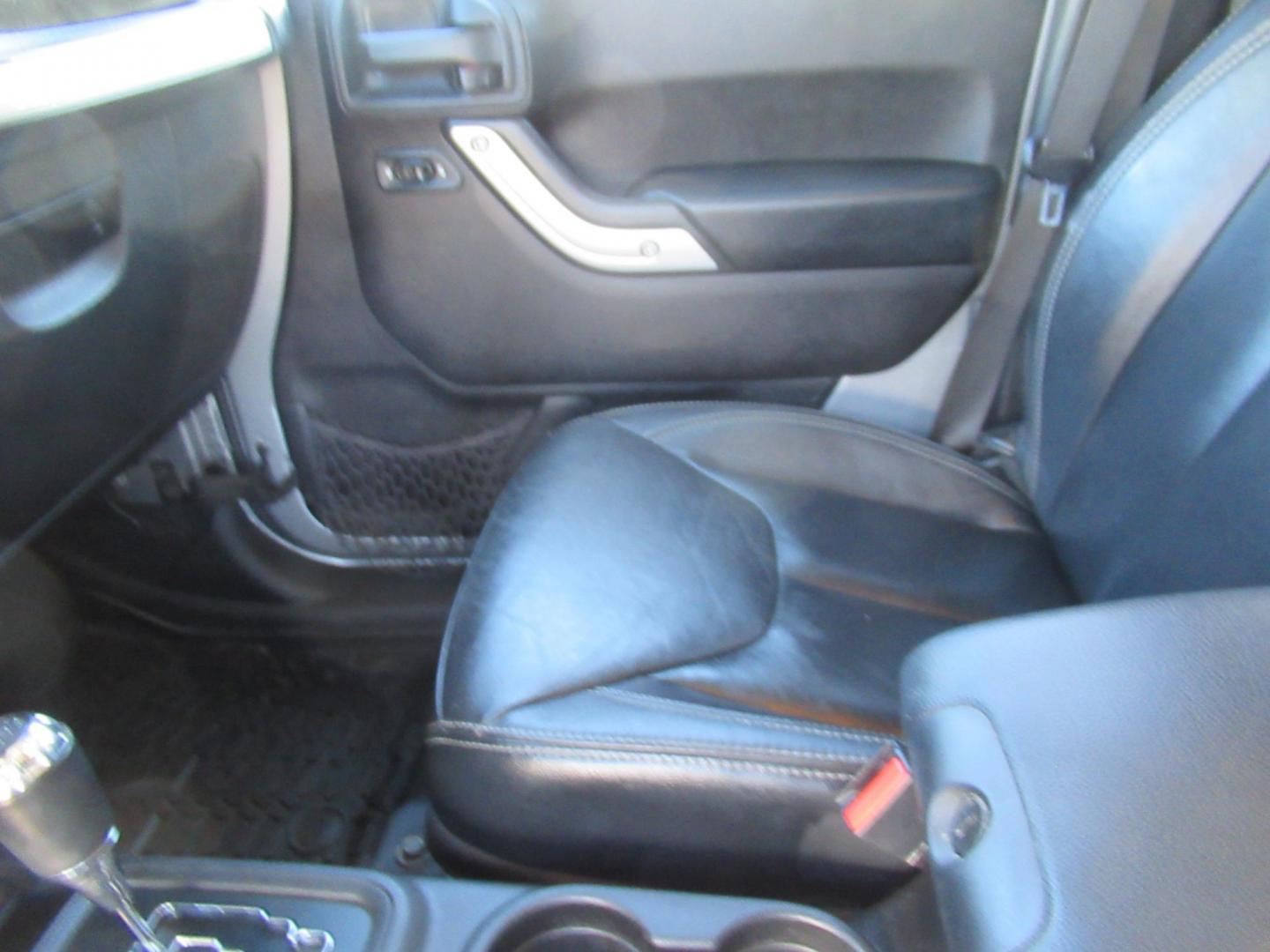 2014 Silver /Black Jeep Wrangler Unlimited Rubicon 4WD (1C4BJWFG2EL) with an 3.6L V6 DOHC 24V FFV engine, Automatic transmission, located at 1511 North Shepherd Dr., Houston, TX, 77008, (281) 657-1221, 29.798361, -95.412560 - 2014 JEEP WRANGLER UNLIMITED RUBICON VIN: 1C4BJWFG2EL325106 1 C 4 B J W F G 2 E L 3 2 5 1 0 6 4 DOOR WAGON/SPORT UTILITY 3.6L V6 F DOHC 24V GASOLINE REAR WHEEL DRIVE W/ 4X4 - Photo#5