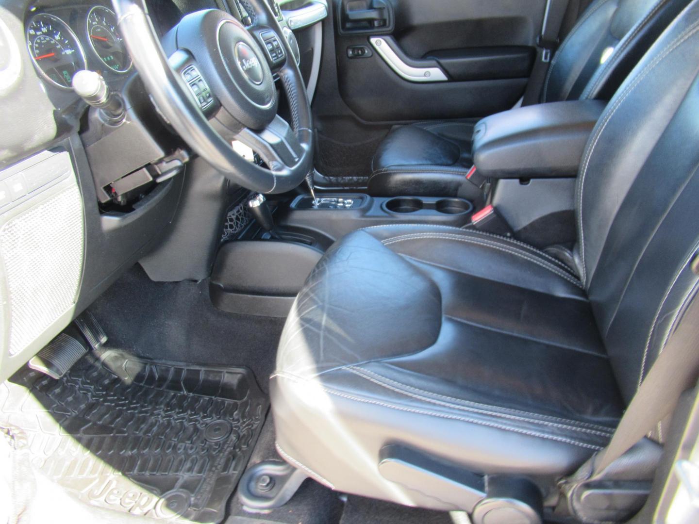 2014 Silver /Black Jeep Wrangler Unlimited Rubicon 4WD (1C4BJWFG2EL) with an 3.6L V6 DOHC 24V FFV engine, Automatic transmission, located at 1511 North Shepherd Dr., Houston, TX, 77008, (281) 657-1221, 29.798361, -95.412560 - 2014 JEEP WRANGLER UNLIMITED RUBICON VIN: 1C4BJWFG2EL325106 1 C 4 B J W F G 2 E L 3 2 5 1 0 6 4 DOOR WAGON/SPORT UTILITY 3.6L V6 F DOHC 24V GASOLINE REAR WHEEL DRIVE W/ 4X4 - Photo#6