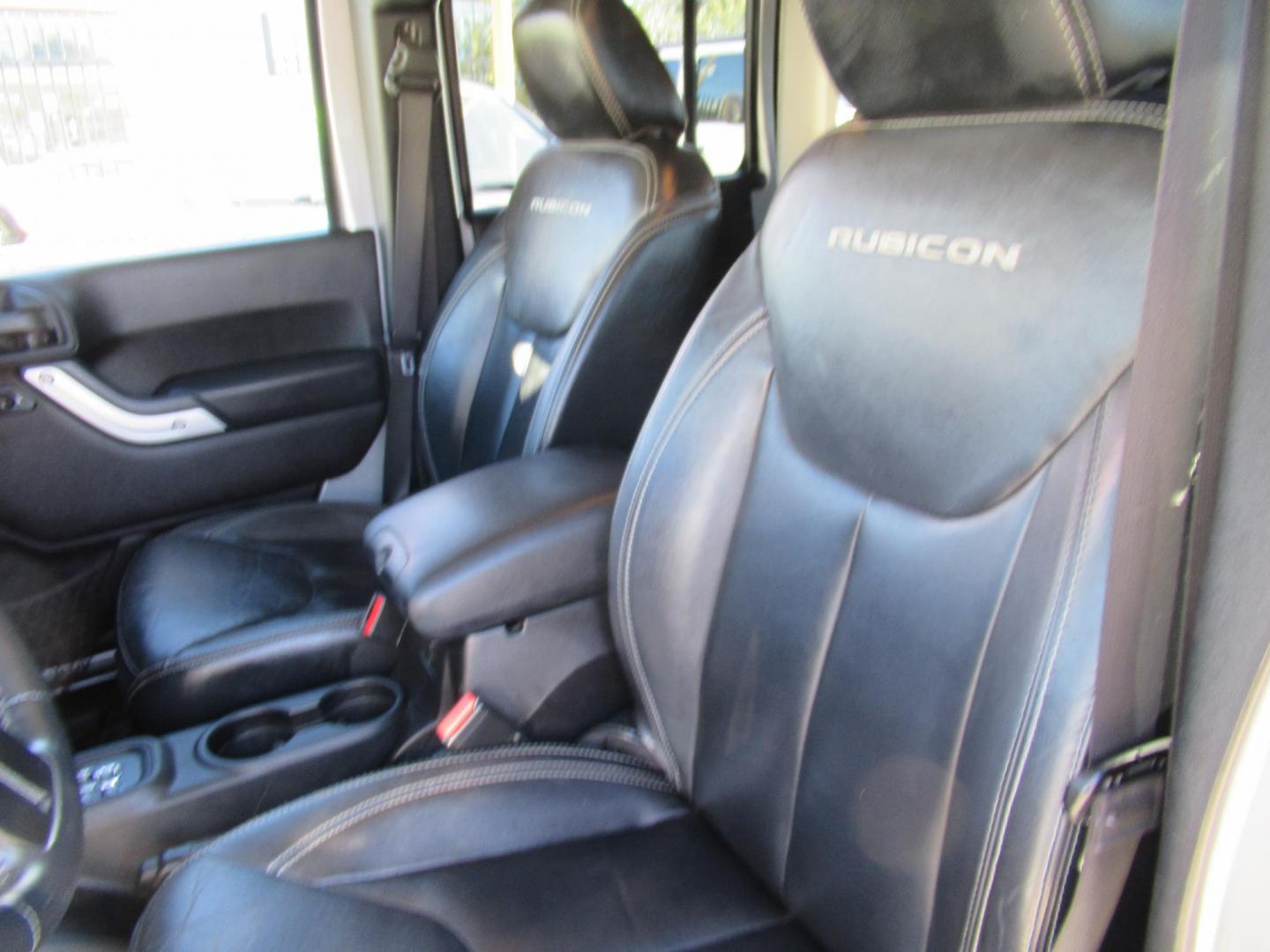 2014 Silver /Black Jeep Wrangler Unlimited Rubicon 4WD (1C4BJWFG2EL) with an 3.6L V6 DOHC 24V FFV engine, Automatic transmission, located at 1511 North Shepherd Dr., Houston, TX, 77008, (281) 657-1221, 29.798361, -95.412560 - 2014 JEEP WRANGLER UNLIMITED RUBICON VIN: 1C4BJWFG2EL325106 1 C 4 B J W F G 2 E L 3 2 5 1 0 6 4 DOOR WAGON/SPORT UTILITY 3.6L V6 F DOHC 24V GASOLINE REAR WHEEL DRIVE W/ 4X4 - Photo#7