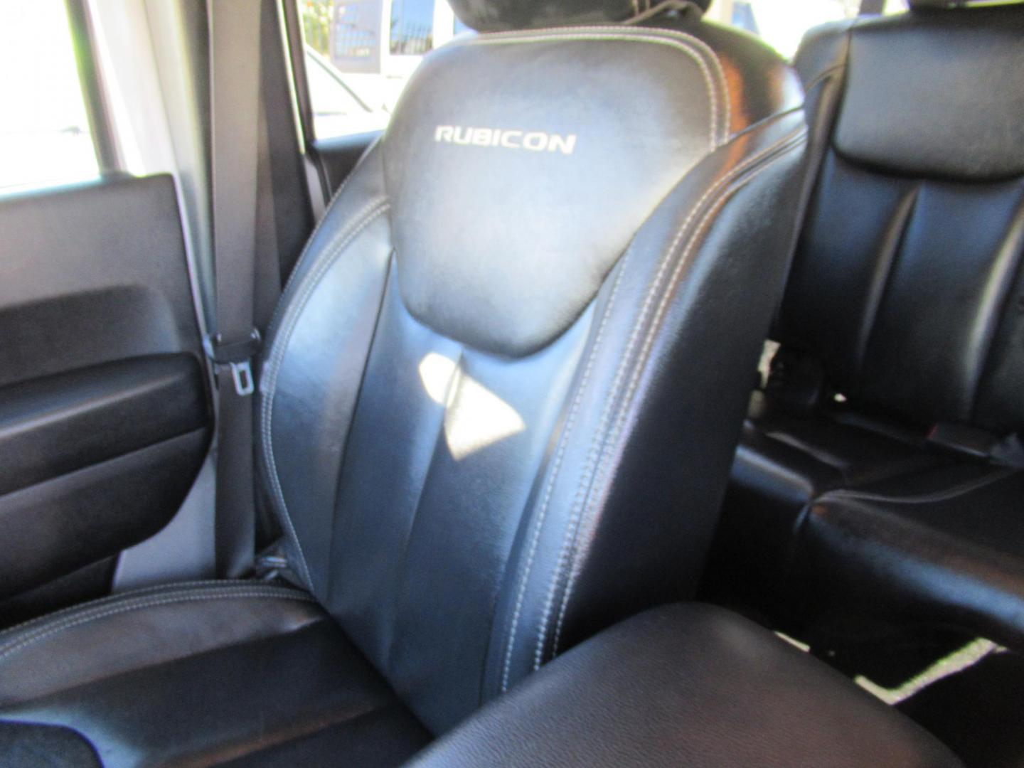 2014 Silver /Black Jeep Wrangler Unlimited Rubicon 4WD (1C4BJWFG2EL) with an 3.6L V6 DOHC 24V FFV engine, Automatic transmission, located at 1511 North Shepherd Dr., Houston, TX, 77008, (281) 657-1221, 29.798361, -95.412560 - 2014 JEEP WRANGLER UNLIMITED RUBICON VIN: 1C4BJWFG2EL325106 1 C 4 B J W F G 2 E L 3 2 5 1 0 6 4 DOOR WAGON/SPORT UTILITY 3.6L V6 F DOHC 24V GASOLINE REAR WHEEL DRIVE W/ 4X4 - Photo#8