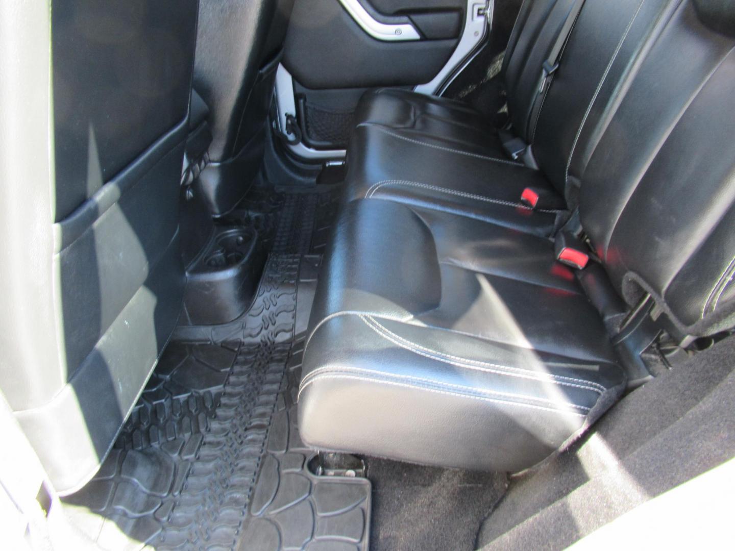 2014 Silver /Black Jeep Wrangler Unlimited Rubicon 4WD (1C4BJWFG2EL) with an 3.6L V6 DOHC 24V FFV engine, Automatic transmission, located at 1511 North Shepherd Dr., Houston, TX, 77008, (281) 657-1221, 29.798361, -95.412560 - 2014 JEEP WRANGLER UNLIMITED RUBICON VIN: 1C4BJWFG2EL325106 1 C 4 B J W F G 2 E L 3 2 5 1 0 6 4 DOOR WAGON/SPORT UTILITY 3.6L V6 F DOHC 24V GASOLINE REAR WHEEL DRIVE W/ 4X4 - Photo#9