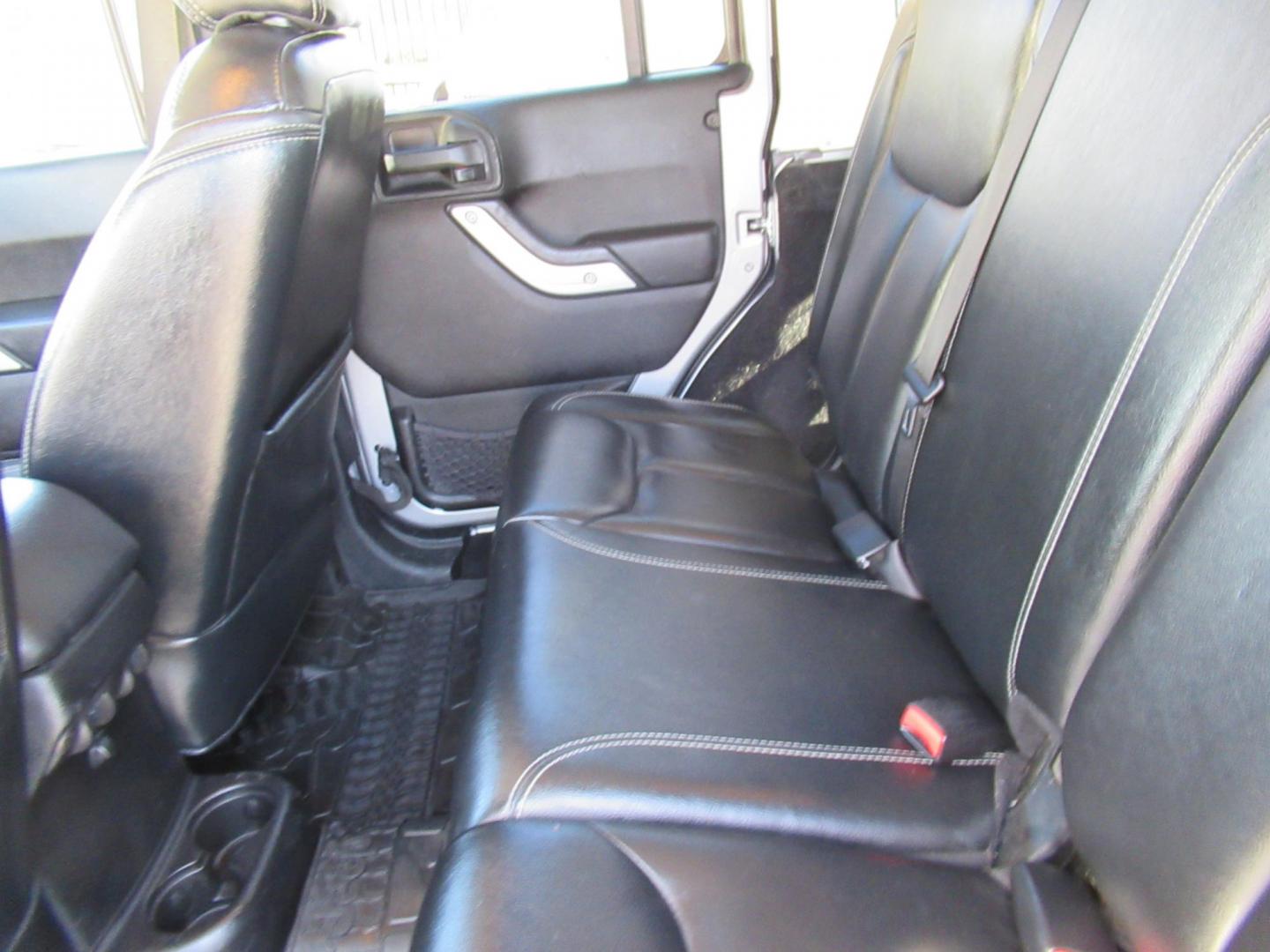 2014 Silver /Black Jeep Wrangler Unlimited Rubicon 4WD (1C4BJWFG2EL) with an 3.6L V6 DOHC 24V FFV engine, Automatic transmission, located at 1511 North Shepherd Dr., Houston, TX, 77008, (281) 657-1221, 29.798361, -95.412560 - 2014 JEEP WRANGLER UNLIMITED RUBICON VIN: 1C4BJWFG2EL325106 1 C 4 B J W F G 2 E L 3 2 5 1 0 6 4 DOOR WAGON/SPORT UTILITY 3.6L V6 F DOHC 24V GASOLINE REAR WHEEL DRIVE W/ 4X4 - Photo#10