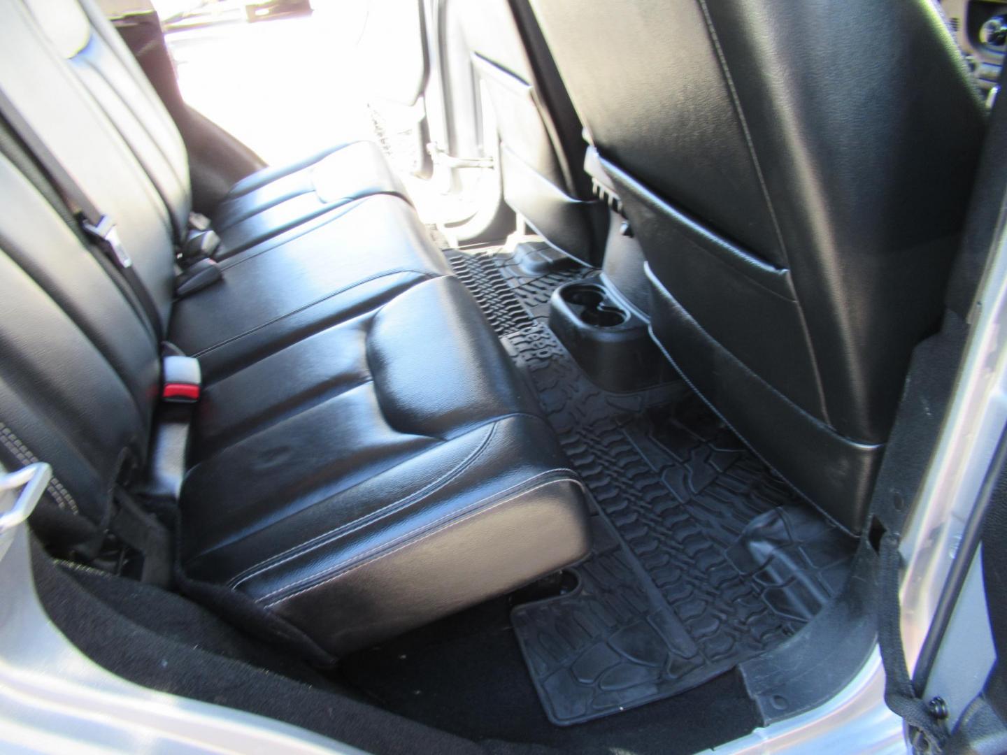 2014 Silver /Black Jeep Wrangler Unlimited Rubicon 4WD (1C4BJWFG2EL) with an 3.6L V6 DOHC 24V FFV engine, Automatic transmission, located at 1511 North Shepherd Dr., Houston, TX, 77008, (281) 657-1221, 29.798361, -95.412560 - 2014 JEEP WRANGLER UNLIMITED RUBICON VIN: 1C4BJWFG2EL325106 1 C 4 B J W F G 2 E L 3 2 5 1 0 6 4 DOOR WAGON/SPORT UTILITY 3.6L V6 F DOHC 24V GASOLINE REAR WHEEL DRIVE W/ 4X4 - Photo#17