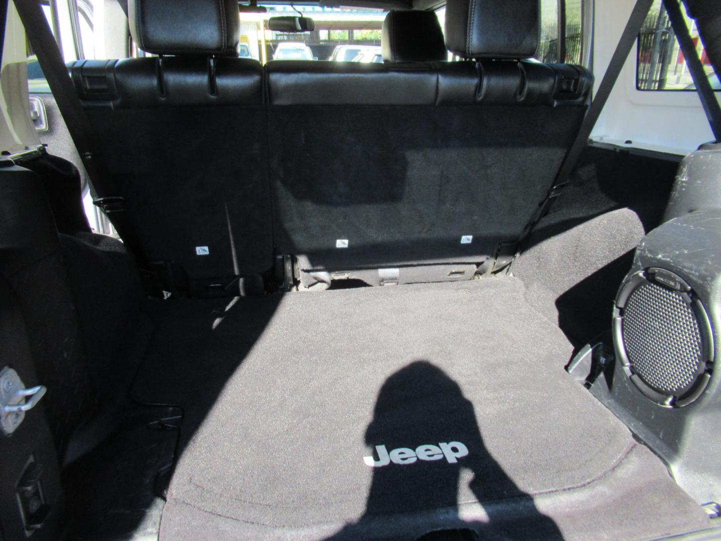 2014 Silver /Black Jeep Wrangler Unlimited Rubicon 4WD (1C4BJWFG2EL) with an 3.6L V6 DOHC 24V FFV engine, Automatic transmission, located at 1511 North Shepherd Dr., Houston, TX, 77008, (281) 657-1221, 29.798361, -95.412560 - 2014 JEEP WRANGLER UNLIMITED RUBICON VIN: 1C4BJWFG2EL325106 1 C 4 B J W F G 2 E L 3 2 5 1 0 6 4 DOOR WAGON/SPORT UTILITY 3.6L V6 F DOHC 24V GASOLINE REAR WHEEL DRIVE W/ 4X4 - Photo#16