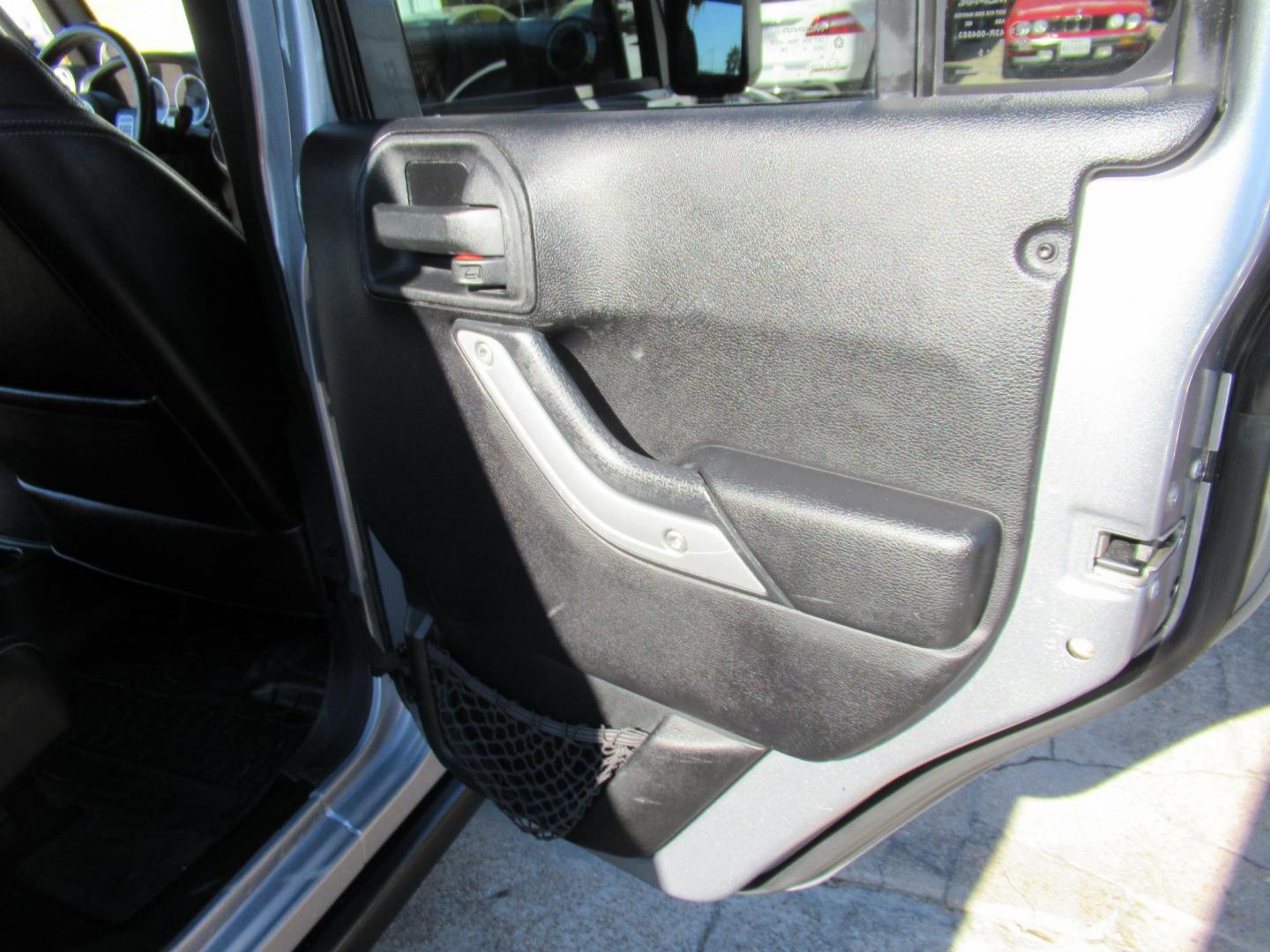 2014 Silver /Black Jeep Wrangler Unlimited Rubicon 4WD (1C4BJWFG2EL) with an 3.6L V6 DOHC 24V FFV engine, Automatic transmission, located at 1511 North Shepherd Dr., Houston, TX, 77008, (281) 657-1221, 29.798361, -95.412560 - 2014 JEEP WRANGLER UNLIMITED RUBICON VIN: 1C4BJWFG2EL325106 1 C 4 B J W F G 2 E L 3 2 5 1 0 6 4 DOOR WAGON/SPORT UTILITY 3.6L V6 F DOHC 24V GASOLINE REAR WHEEL DRIVE W/ 4X4 - Photo#18