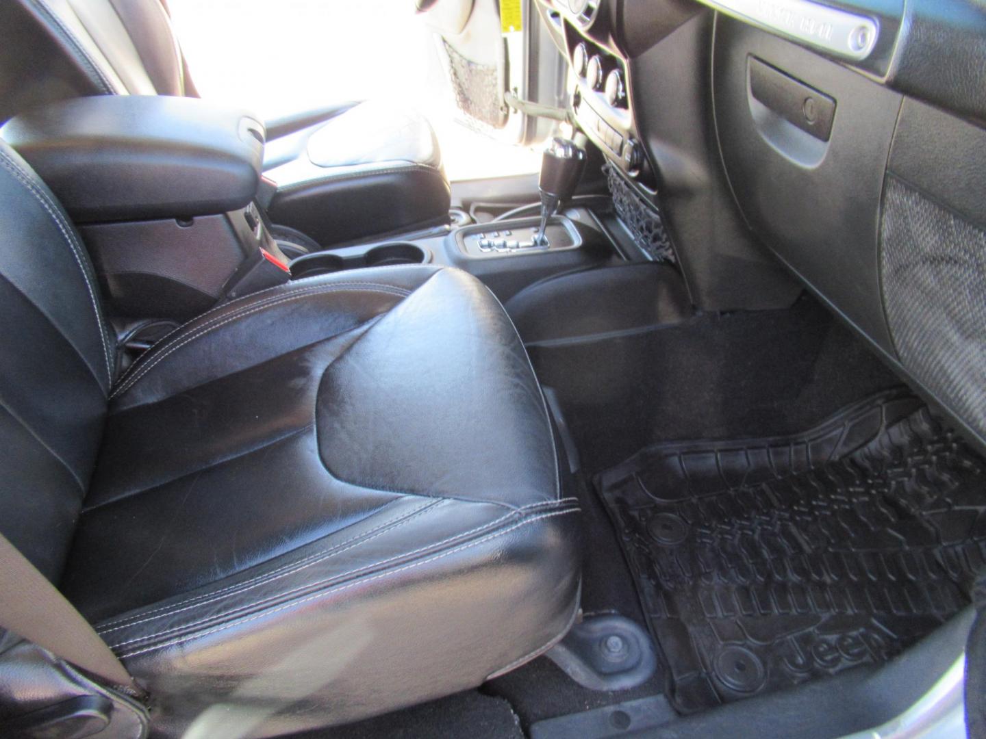 2014 Silver /Black Jeep Wrangler Unlimited Rubicon 4WD (1C4BJWFG2EL) with an 3.6L V6 DOHC 24V FFV engine, Automatic transmission, located at 1511 North Shepherd Dr., Houston, TX, 77008, (281) 657-1221, 29.798361, -95.412560 - 2014 JEEP WRANGLER UNLIMITED RUBICON VIN: 1C4BJWFG2EL325106 1 C 4 B J W F G 2 E L 3 2 5 1 0 6 4 DOOR WAGON/SPORT UTILITY 3.6L V6 F DOHC 24V GASOLINE REAR WHEEL DRIVE W/ 4X4 - Photo#19