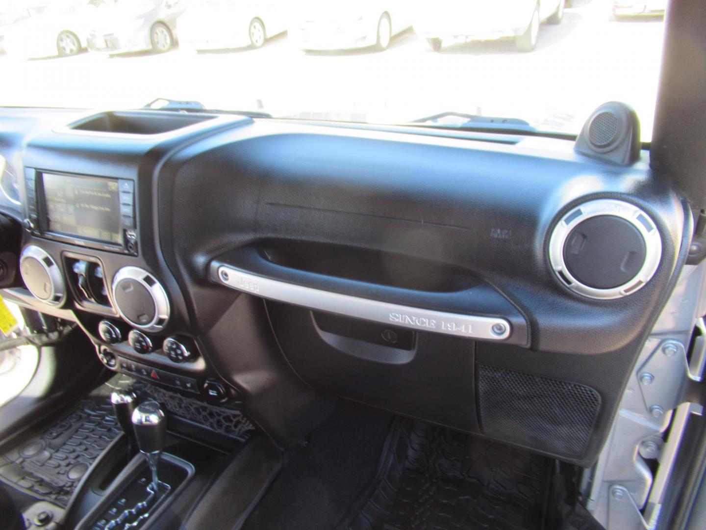 2014 Silver /Black Jeep Wrangler Unlimited Rubicon 4WD (1C4BJWFG2EL) with an 3.6L V6 DOHC 24V FFV engine, Automatic transmission, located at 1511 North Shepherd Dr., Houston, TX, 77008, (281) 657-1221, 29.798361, -95.412560 - 2014 JEEP WRANGLER UNLIMITED RUBICON VIN: 1C4BJWFG2EL325106 1 C 4 B J W F G 2 E L 3 2 5 1 0 6 4 DOOR WAGON/SPORT UTILITY 3.6L V6 F DOHC 24V GASOLINE REAR WHEEL DRIVE W/ 4X4 - Photo#21