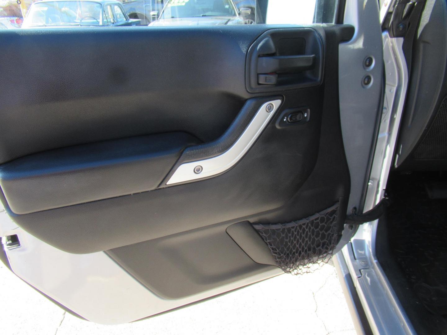 2014 Silver /Black Jeep Wrangler Unlimited Rubicon 4WD (1C4BJWFG2EL) with an 3.6L V6 DOHC 24V FFV engine, Automatic transmission, located at 1511 North Shepherd Dr., Houston, TX, 77008, (281) 657-1221, 29.798361, -95.412560 - 2014 JEEP WRANGLER UNLIMITED RUBICON VIN: 1C4BJWFG2EL325106 1 C 4 B J W F G 2 E L 3 2 5 1 0 6 4 DOOR WAGON/SPORT UTILITY 3.6L V6 F DOHC 24V GASOLINE REAR WHEEL DRIVE W/ 4X4 - Photo#24