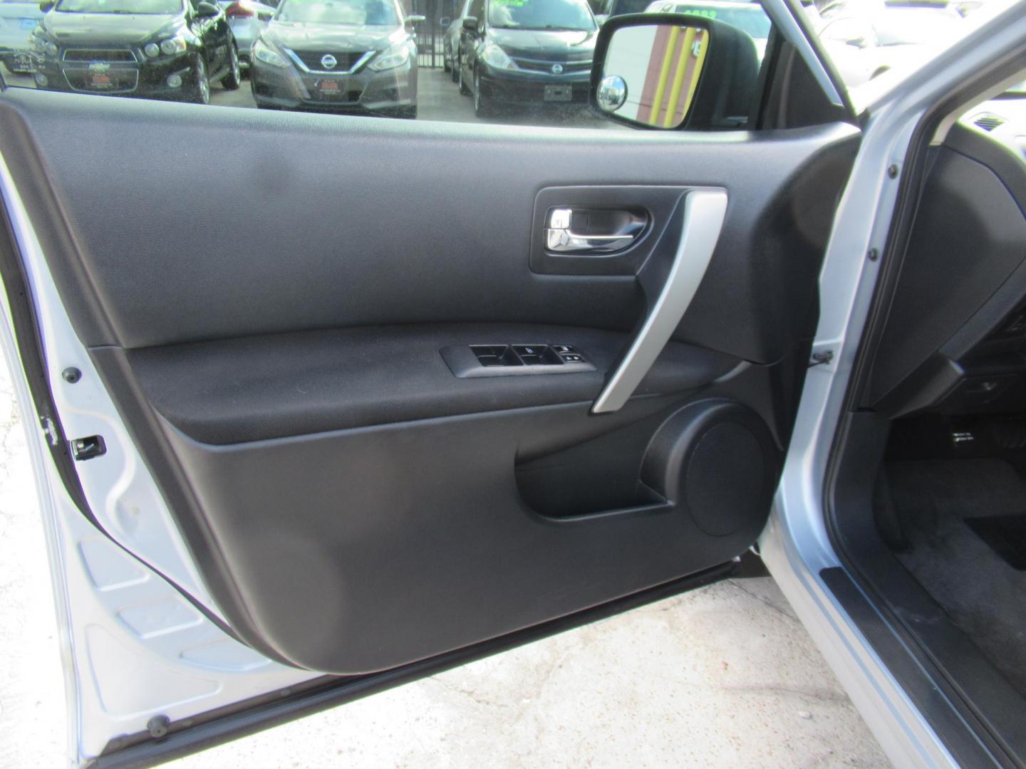 2012 BLUE /Gray Nissan Rogue S AWD (JN8AS5MV6CW) with an 2.5L L4 DOHC 16V engine, Continuously Variable Transmission transmission, located at 1511 North Shepherd Dr., Houston, TX, 77008, (281) 657-1221, 29.798361, -95.412560 - 2012 NISSAN ROGUE S VIN: JN8AS5MV6CW396927 J N 8 A S 5 M V 6 C W 3 9 6 9 2 7 4 DOOR WAGON/SPORT UTILITY 2.5L I4 F DOHC 16V GASOLINE ALL WHEEL DRIVE - Photo#6