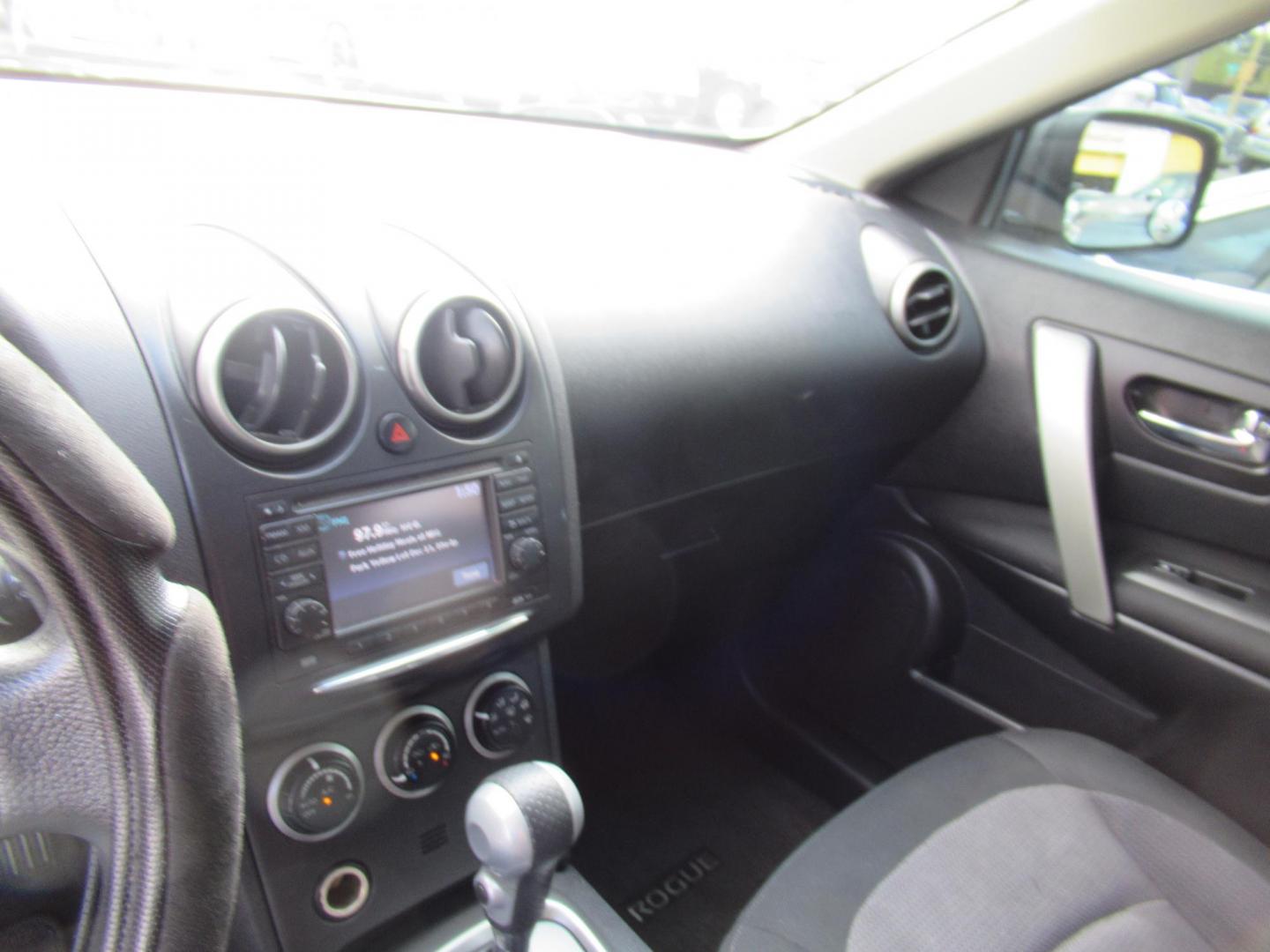 2012 BLUE /Gray Nissan Rogue S AWD (JN8AS5MV6CW) with an 2.5L L4 DOHC 16V engine, Continuously Variable Transmission transmission, located at 1511 North Shepherd Dr., Houston, TX, 77008, (281) 657-1221, 29.798361, -95.412560 - 2012 NISSAN ROGUE S VIN: JN8AS5MV6CW396927 J N 8 A S 5 M V 6 C W 3 9 6 9 2 7 4 DOOR WAGON/SPORT UTILITY 2.5L I4 F DOHC 16V GASOLINE ALL WHEEL DRIVE - Photo#4