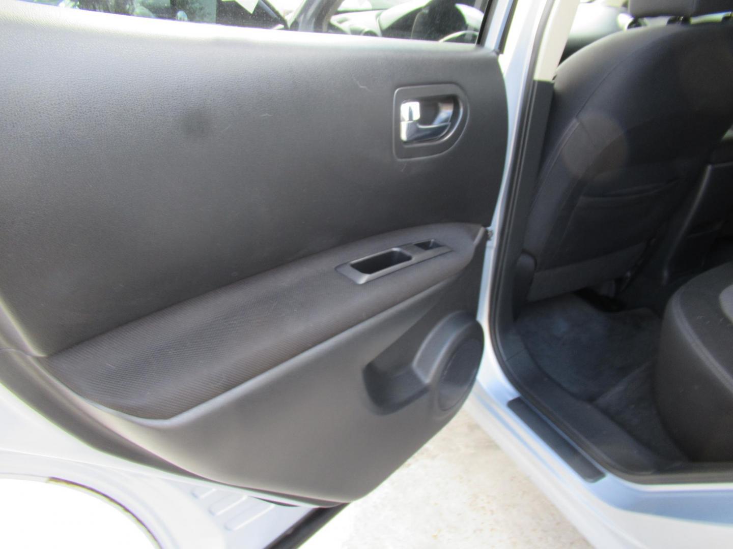 2012 BLUE /Gray Nissan Rogue S AWD (JN8AS5MV6CW) with an 2.5L L4 DOHC 16V engine, Continuously Variable Transmission transmission, located at 1511 North Shepherd Dr., Houston, TX, 77008, (281) 657-1221, 29.798361, -95.412560 - 2012 NISSAN ROGUE S VIN: JN8AS5MV6CW396927 J N 8 A S 5 M V 6 C W 3 9 6 9 2 7 4 DOOR WAGON/SPORT UTILITY 2.5L I4 F DOHC 16V GASOLINE ALL WHEEL DRIVE - Photo#8